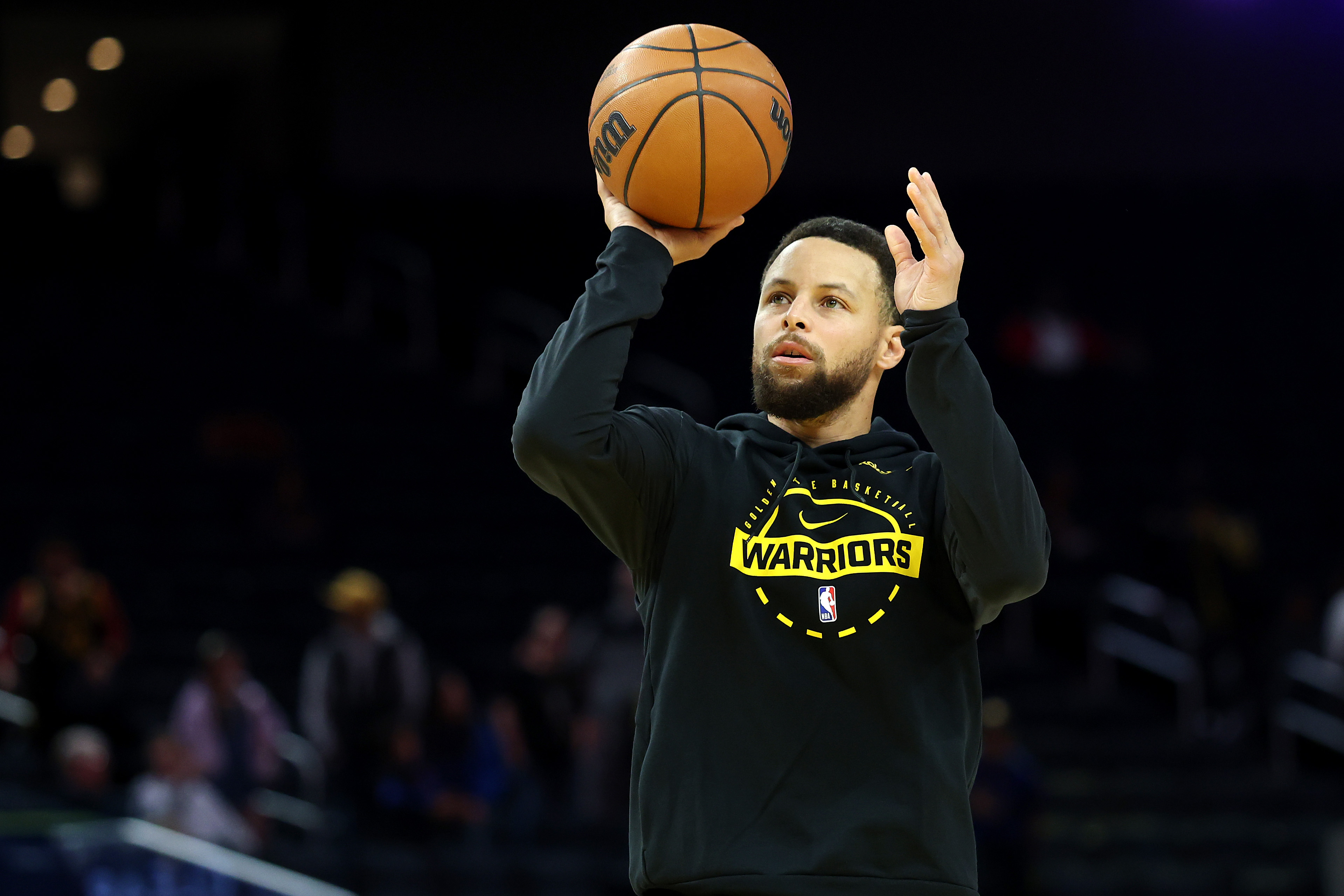 在現代NBA巨星為了奪冠頻繁換隊的大環境下,斯蒂芬‧庫里(Stephen Curry)是個例外,從2009年進入聯盟以來,一直為金州勇士隊效力,堅守著「一人一城」承諾。(Ezra Shaw/Getty Images)