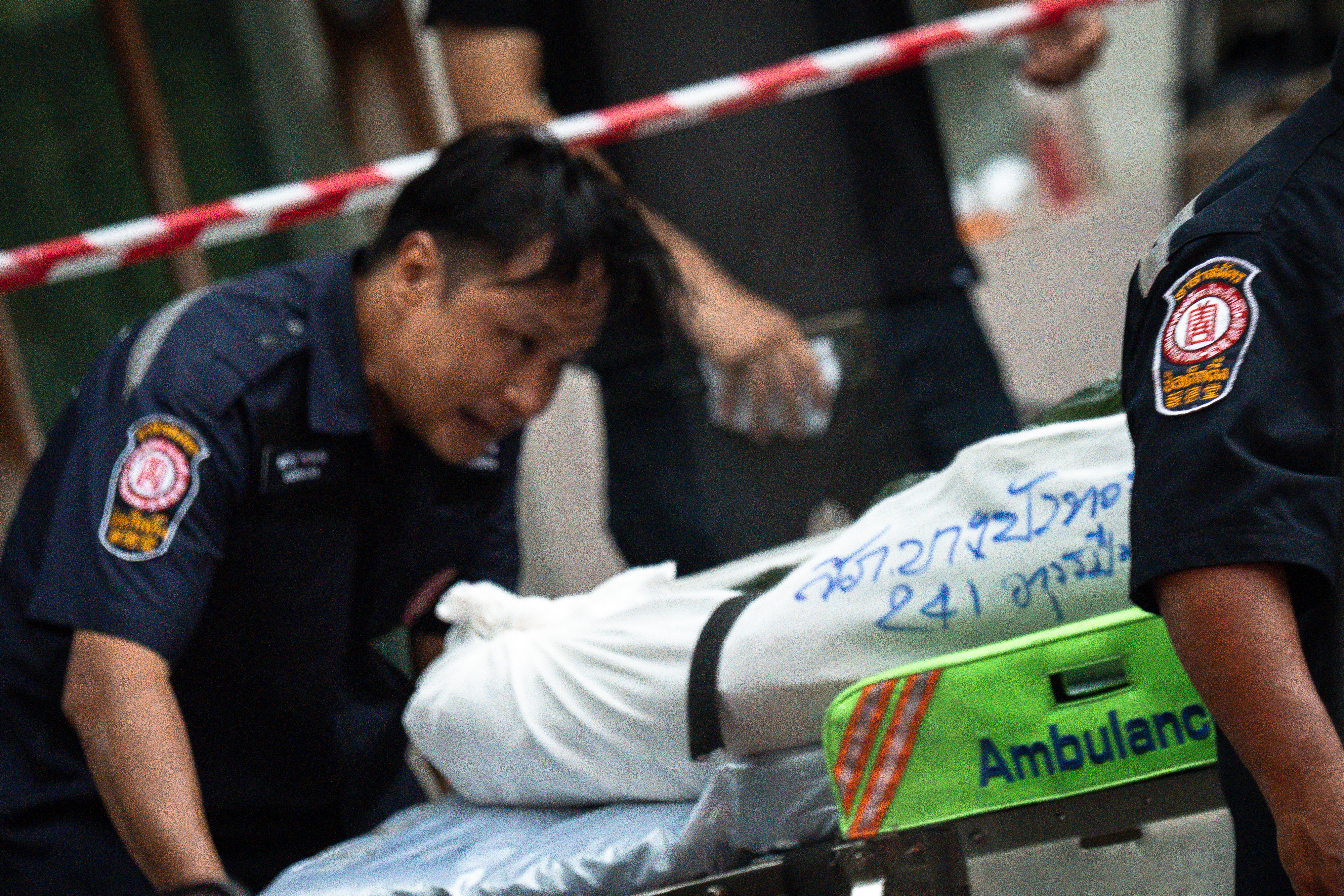 受害者遺體被從屋內移出。(Chanakarn Laosarakham/AFP via Getty Images)