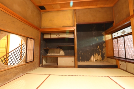 和館秉持文化資產保存精神,保留過去日本皇族宿泊空間的黑砂壁及京壁。