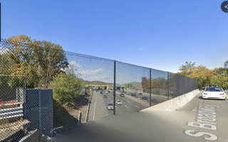 I-87上半挂车因超高撞上过街天桥