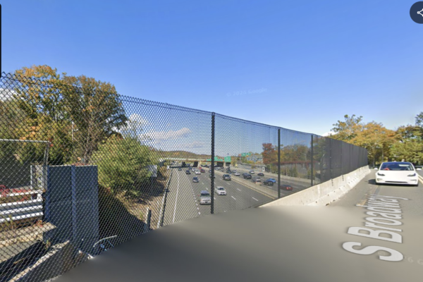 I-87上半挂车因超高撞上过街天桥