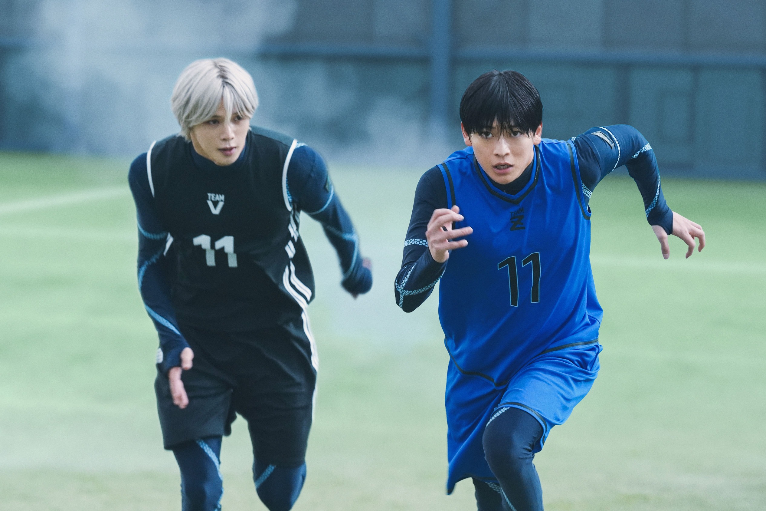 圖為高橋文哉(右)和「&TEAM」成員 K在《藍色監獄》電影中上演最極致的足球競技。(甲上娛樂提供 )