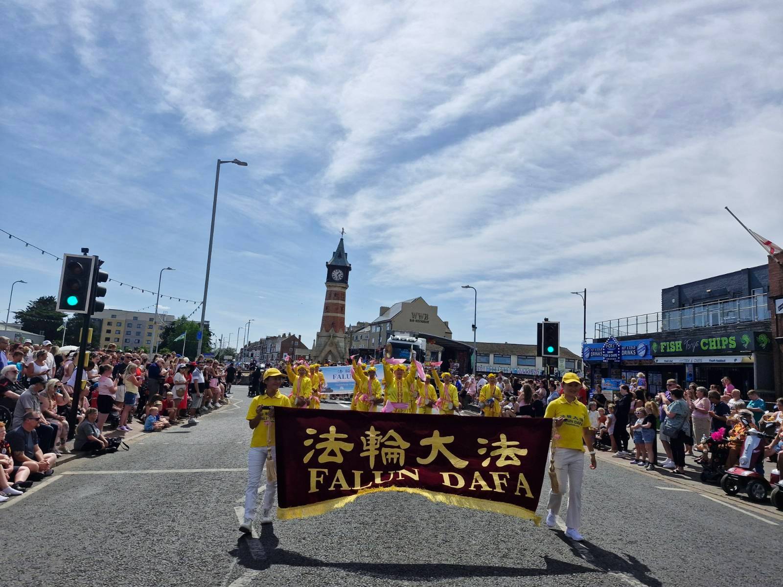 8月9日,法輪功團隊受邀參加英國斯凱格內斯(Skegness)的嘉年華遊行,並獲得二等獎。(王美蓮/大紀元)