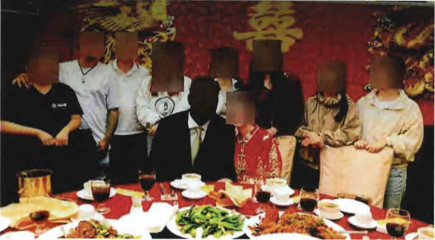 起訴書稱,部分涉案人士取得結婚證當天即在附近餐館舉行假婚禮。圖為據稱提交給USCIS的照片。(起訴書截圖)