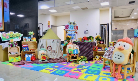 苗栗愛閱逗陣行啟動 ,現場幼兒圖書