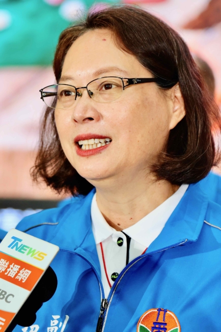 副縣長賴香伶表示,苗栗縣是全國唯一、也是率全國之先推動新生兒閱讀禮袋全面普發,將閱讀風氣從零歲開始,希望家長們拿到這些繪本,能夠帶著小朋友一起閱讀,講故事給孩子聽,慢慢就會培養以及親子共讀習慣。
