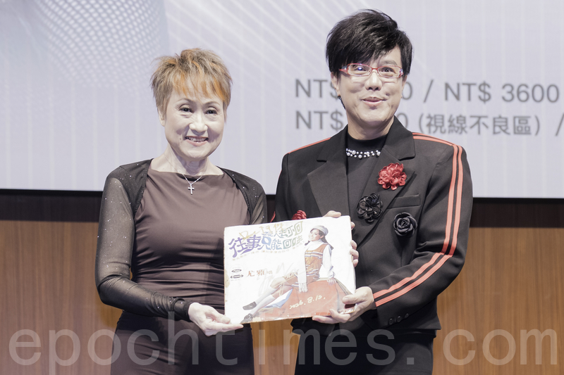 “办桌二人组”成员“阿杰”冯伟杰(右)担任特别嘉宾出席尤雅(左)在台北香格里拉远东大饭店举办的《往事只能回味 2026 演唱会-高雄站》记者会。(许基东/大纪元)