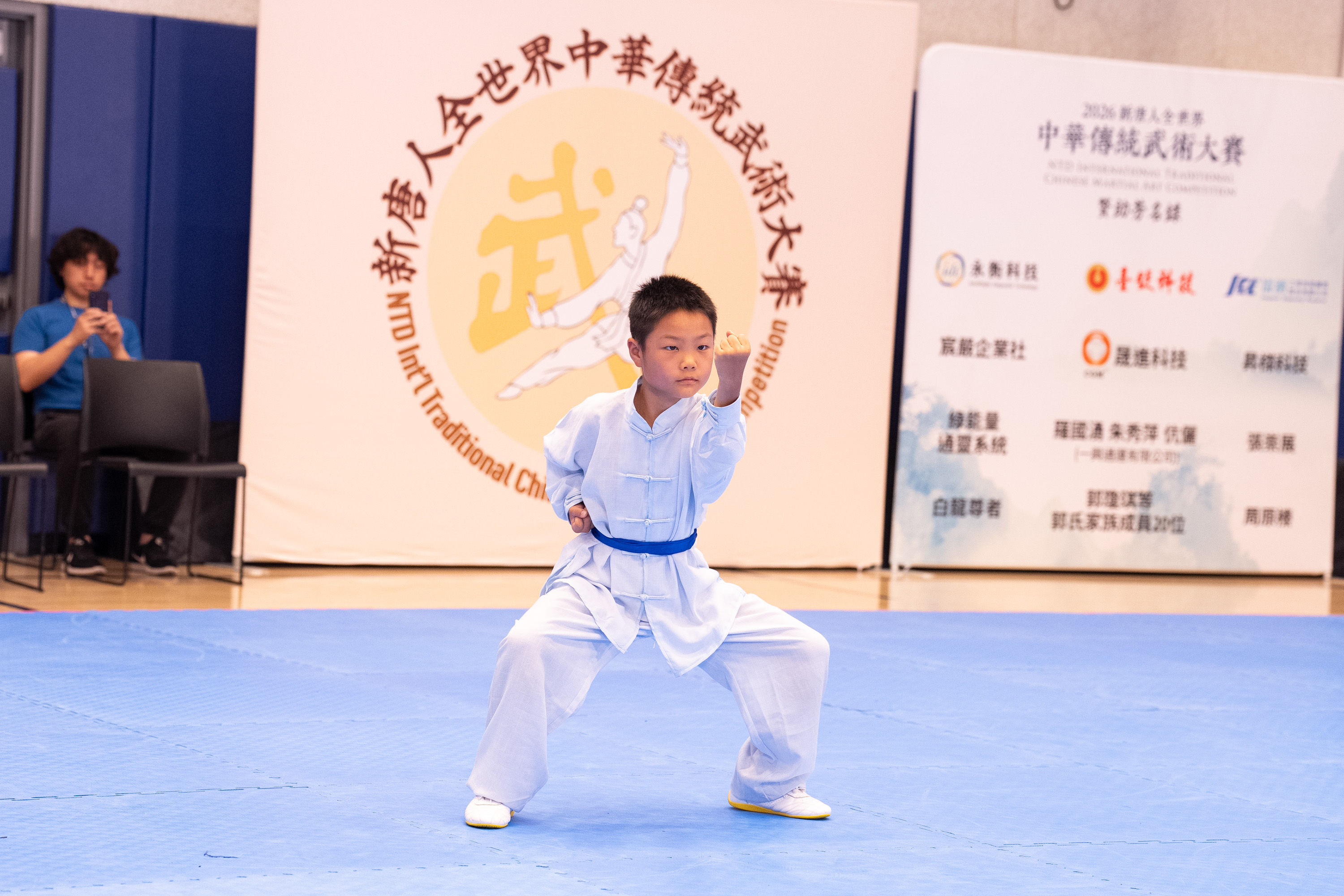 2026年8月13日,在美國紐約曼哈頓,第九屆新唐人全世界中華傳統武術大賽舉行北美區初賽。圖為來自中國的參賽選手郭齊賢在少年拳術組比賽中表演蓮花拳一路。(戴兵/大紀元)