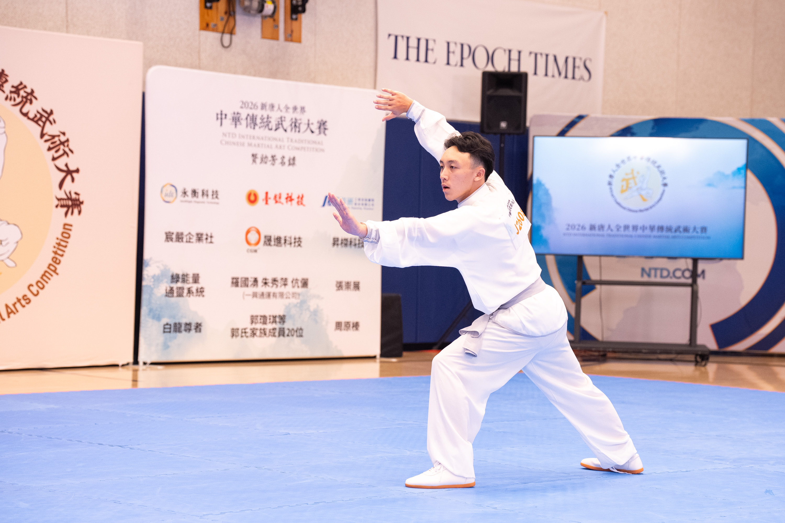 2026年8月13日,在美國紐約曼哈頓,第九屆新唐人全世界中華傳統武術大賽舉行北美區初賽。圖為來自美國的參賽選手理查德‧特隆‧勒(Richard Trong Le)在少年拳術組比賽中表演蓮花拳。(戴兵/大紀元)