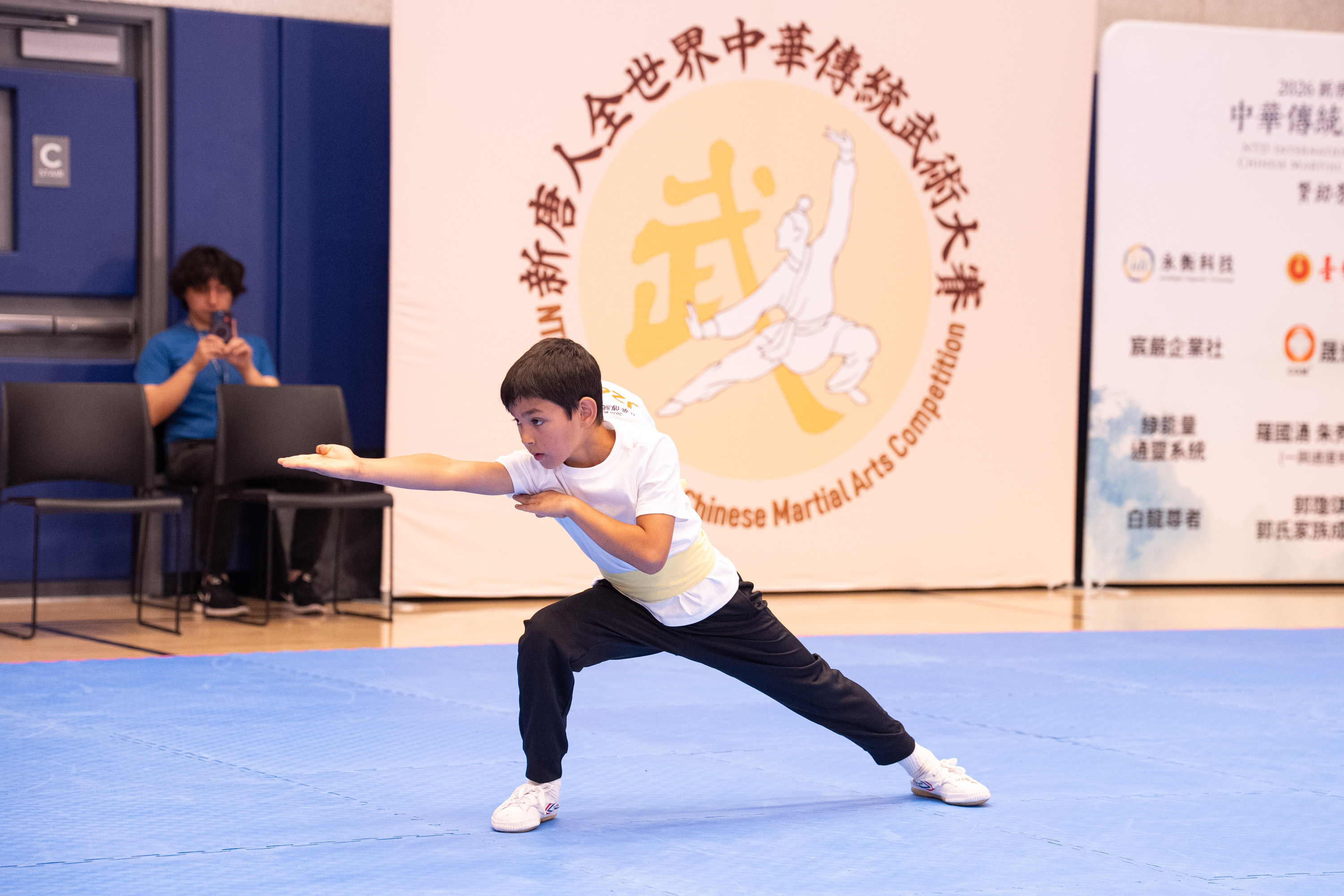 2026年8月13日,在美國紐約曼哈頓,第九屆新唐人全世界中華傳統武術大賽舉行北美區初賽。圖為來自美國的參賽選手凱‧佐科(Kai Zocco)在少年拳術組比賽中表演蓮花拳。(戴兵/大紀元)