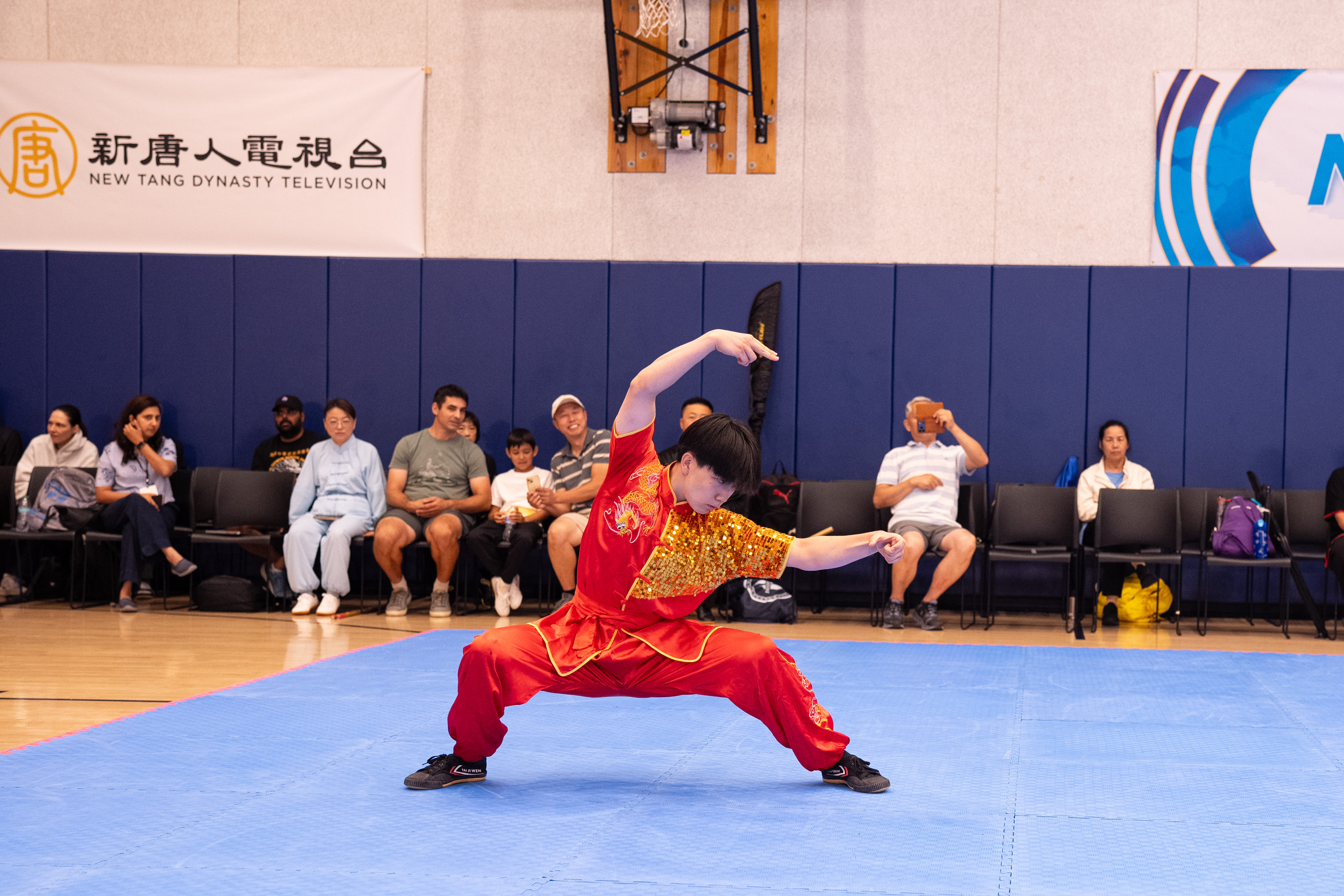 2026年8月13日,在美國紐約曼哈頓,第九屆新唐人全世界中華傳統武術大賽舉行北美區初賽。圖為來自美國的參賽選手盧卡斯‧沈(Lucas Shen)在少年拳術組比賽中表演醉拳。(戴兵/大紀元)