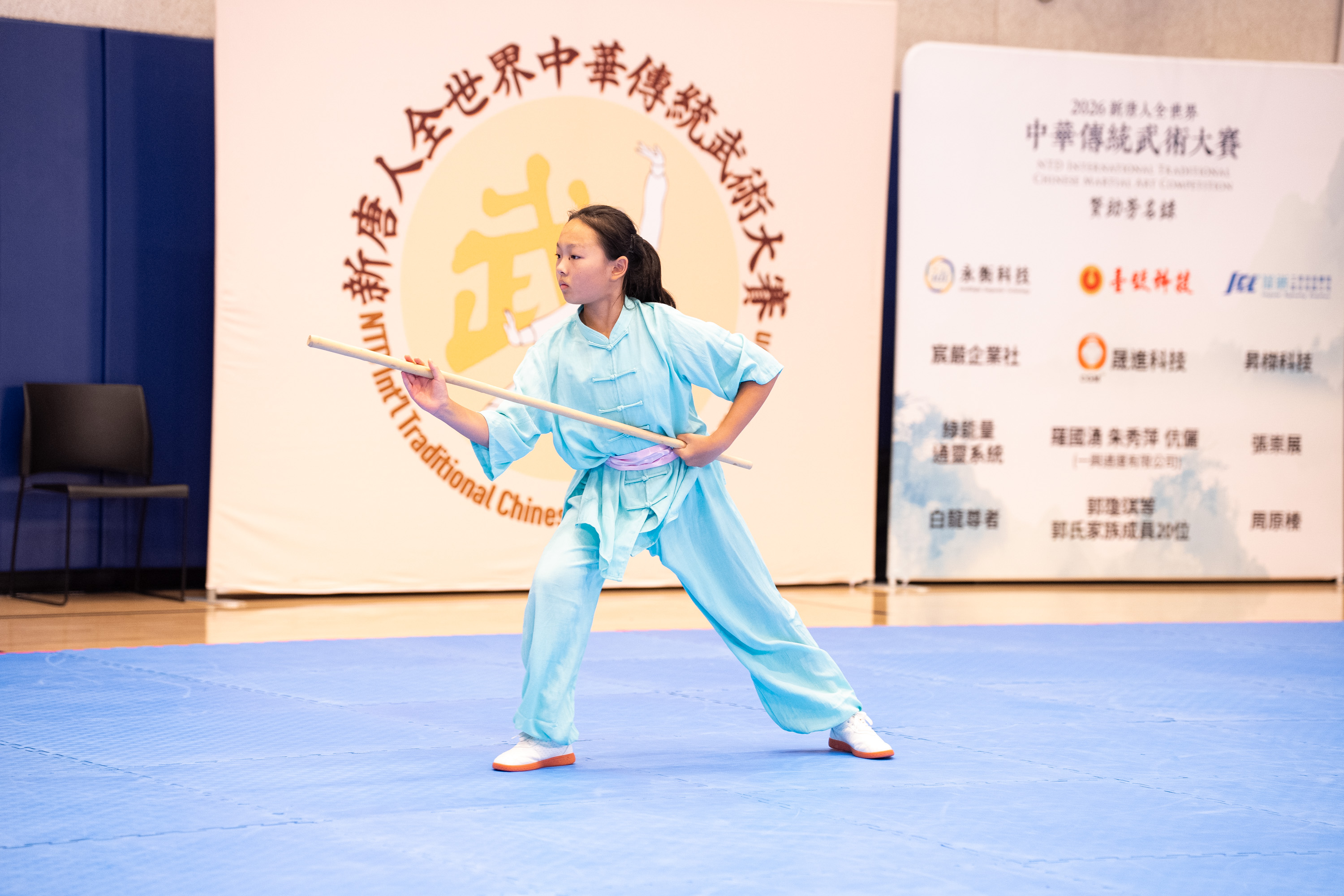 2026年8月13日,在美國紐約曼哈頓,第九屆新唐人全世界中華傳統武術大賽舉行北美區初賽。圖為來自美國的參賽選手呂德馨在少年器械組比賽中表演鞭桿。(戴兵/大紀元)