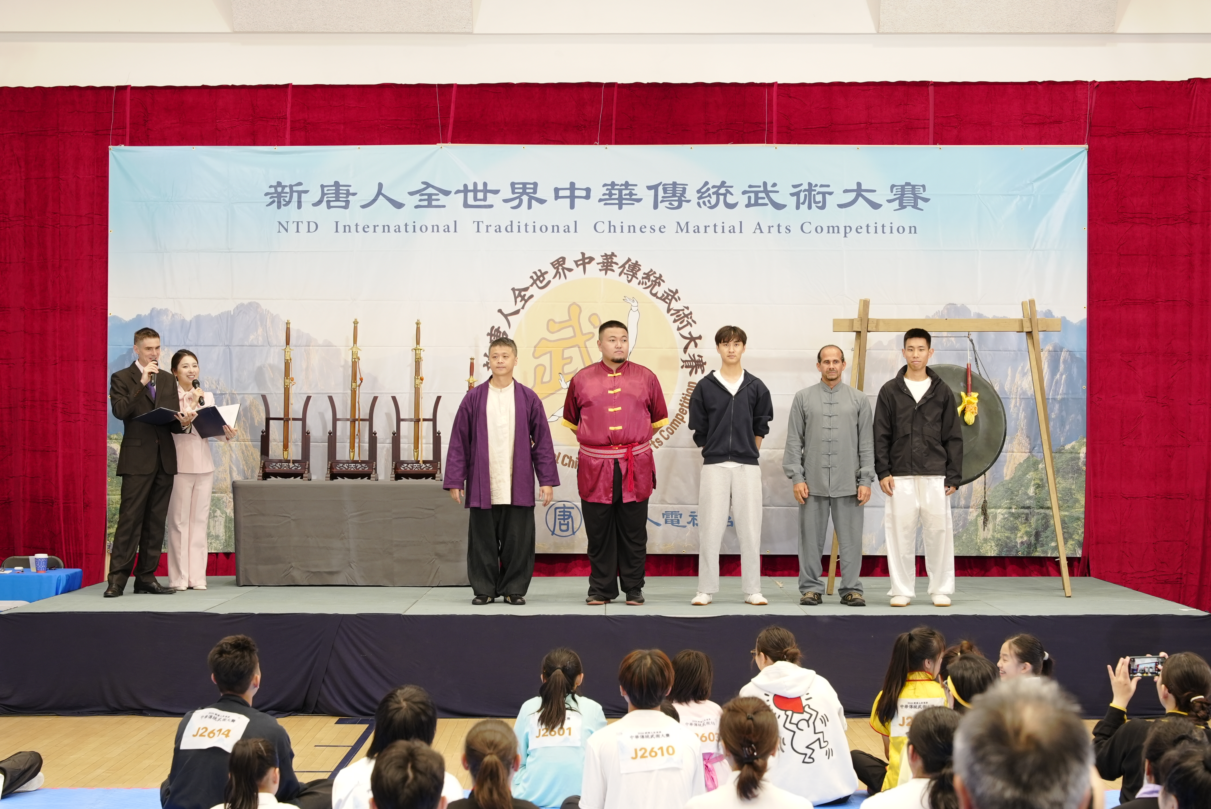 8月14日,第九屆新唐人全世界中華傳統武術大賽在紐約曼哈頓完成複賽,共有39名選手晉級決賽。圖為男子器械組晉級選手合影。(朱虹達/大紀元)
