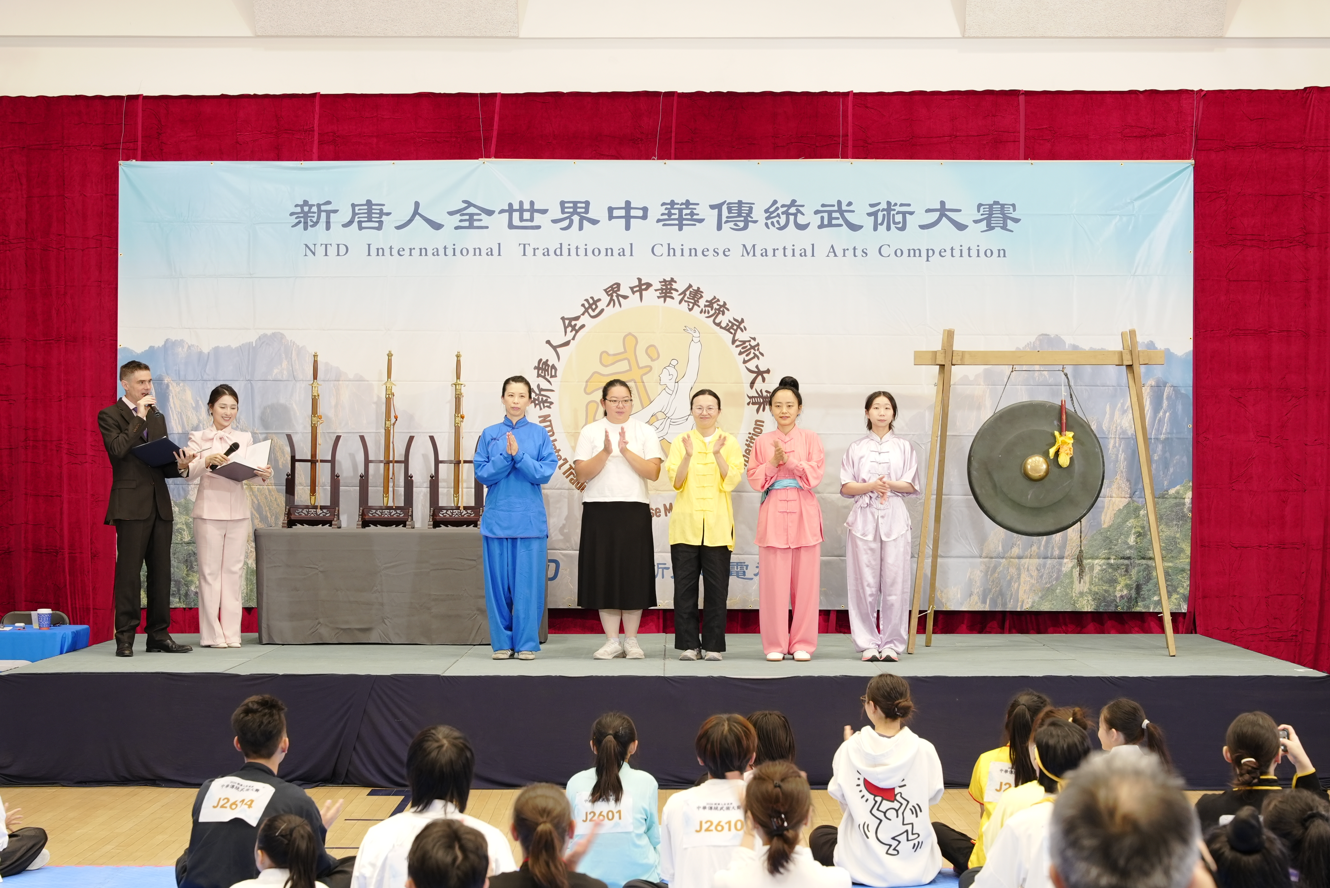 8月14日,第九屆新唐人全世界中華傳統武術大賽在紐約曼哈頓完成複賽,共有39名選手晉級決賽。圖為女子器械組晉級選手合影。(朱虹達/大紀元)