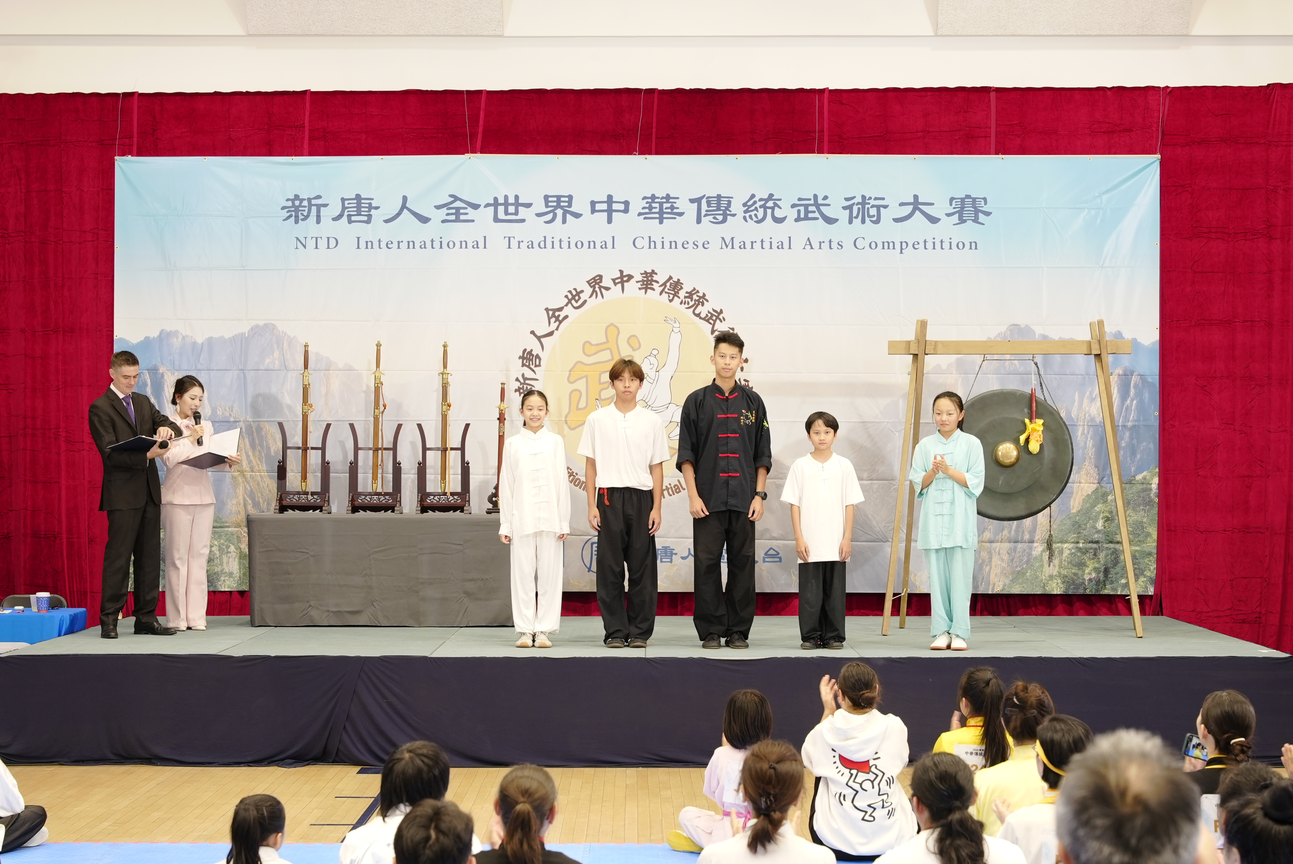8月14日,第九屆新唐人全世界中華傳統武術大賽在紐約曼哈頓完成複賽,共有39名選手晉級決賽。圖為少年器械組晉級選手合影。(朱虹達/大紀元)