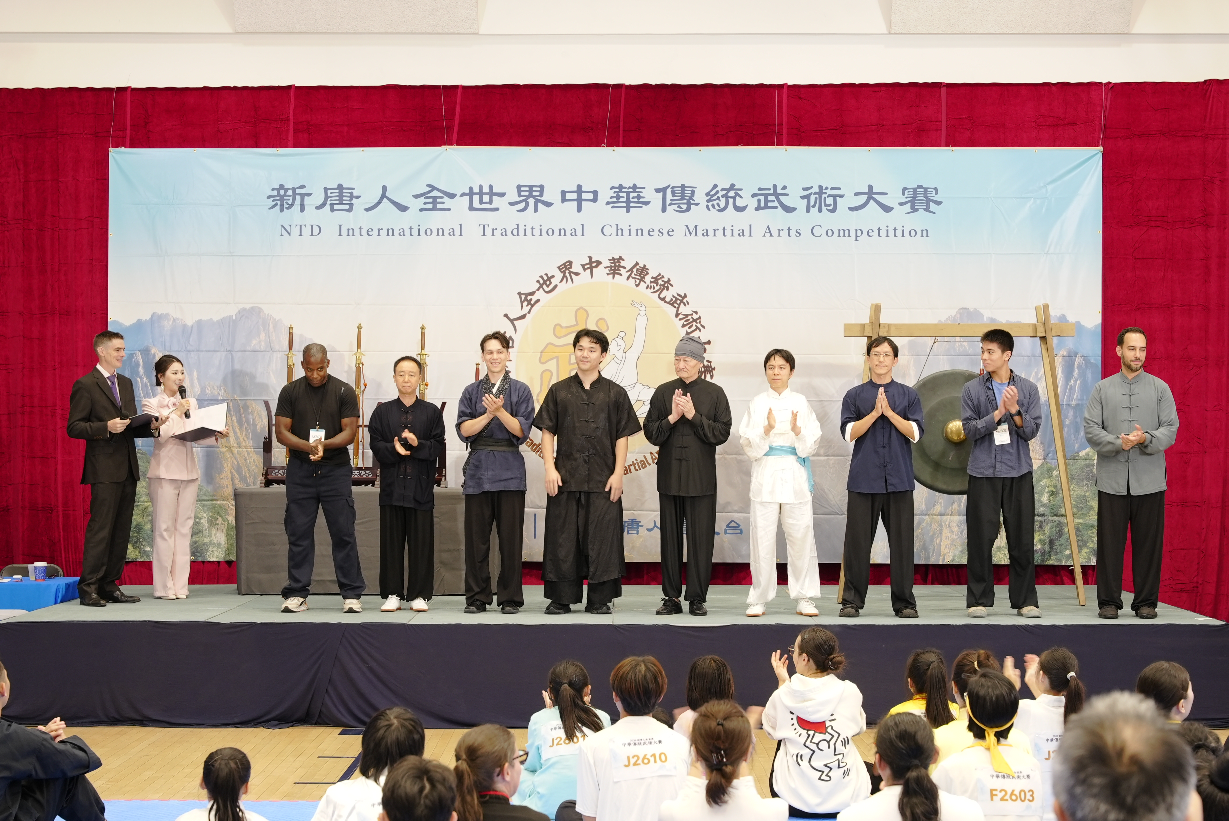 8月14日,第九屆新唐人全世界中華傳統武術大賽在紐約曼哈頓完成複賽,共有39名選手晉級決賽。圖為男子拳術組晉級選手合影。(朱虹達/大紀元)