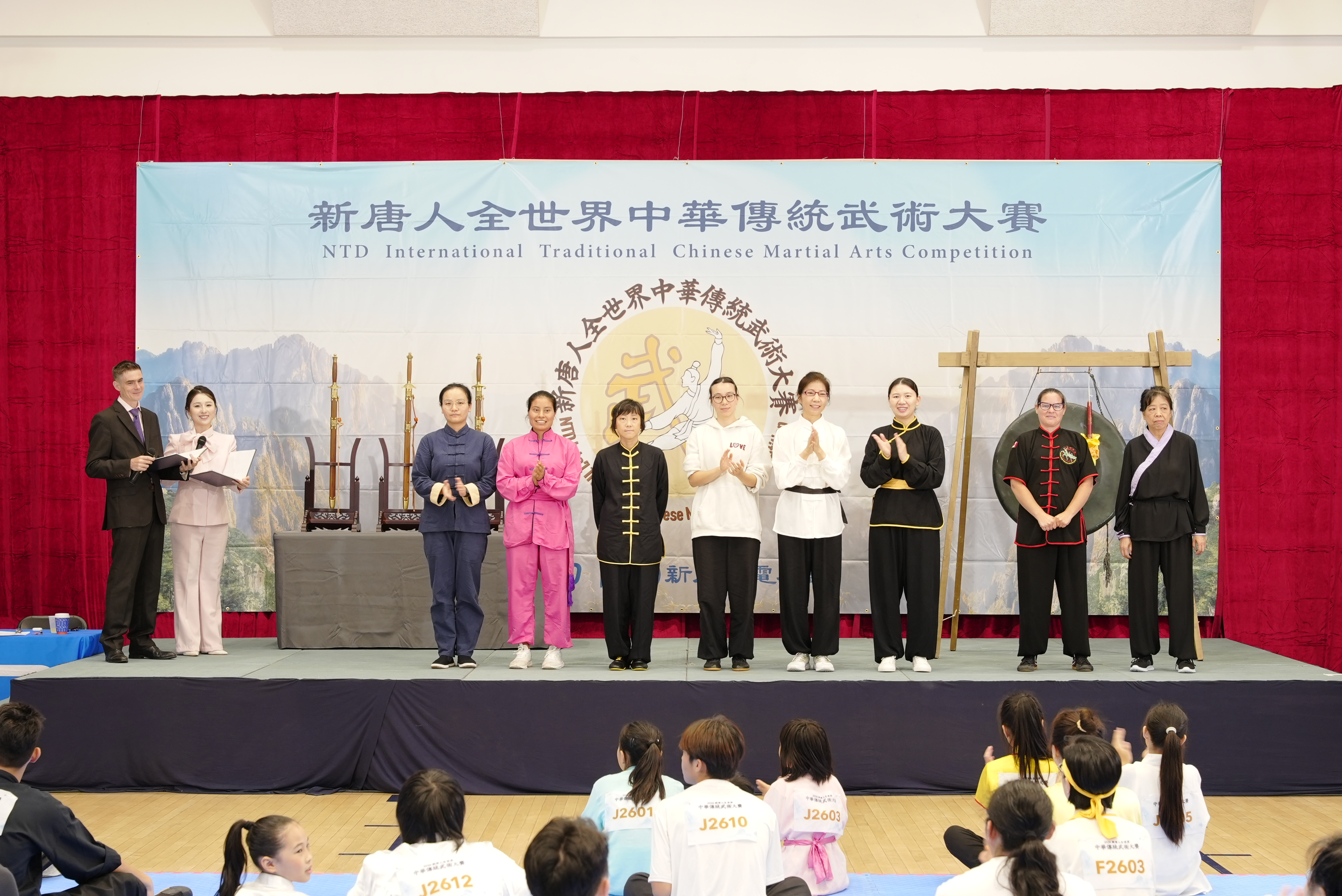 8月14日,第九屆新唐人全世界中華傳統武術大賽在紐約曼哈頓完成複賽,共有39名選手晉級決賽。圖為女子拳術組晉級選手合影。(朱虹達/大紀元)