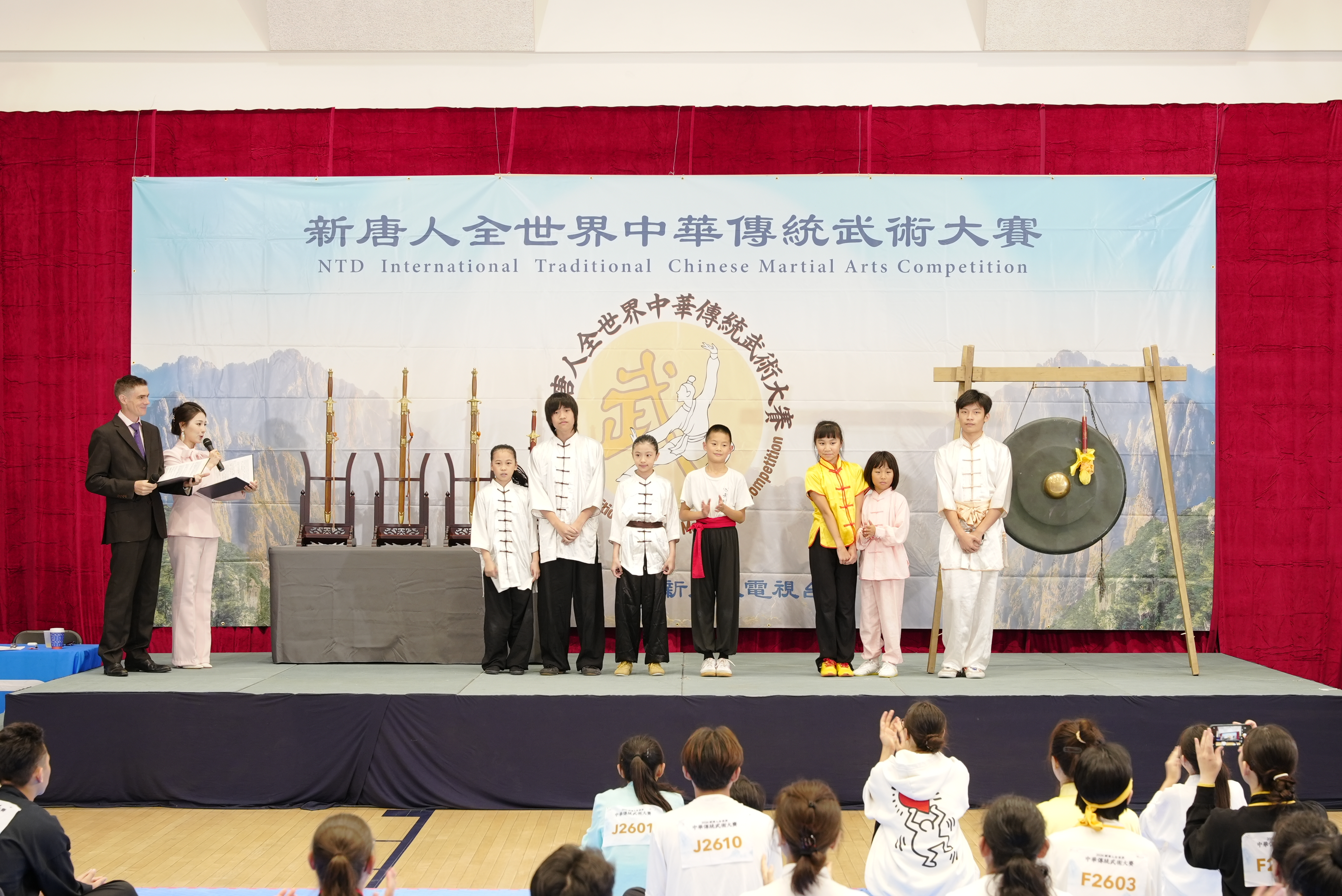8月14日,第九屆新唐人全世界中華傳統武術大賽在紐約曼哈頓完成複賽,共有39名選手晉級決賽。圖為少年拳術組晉級選手合影。(朱虹達/大紀元)