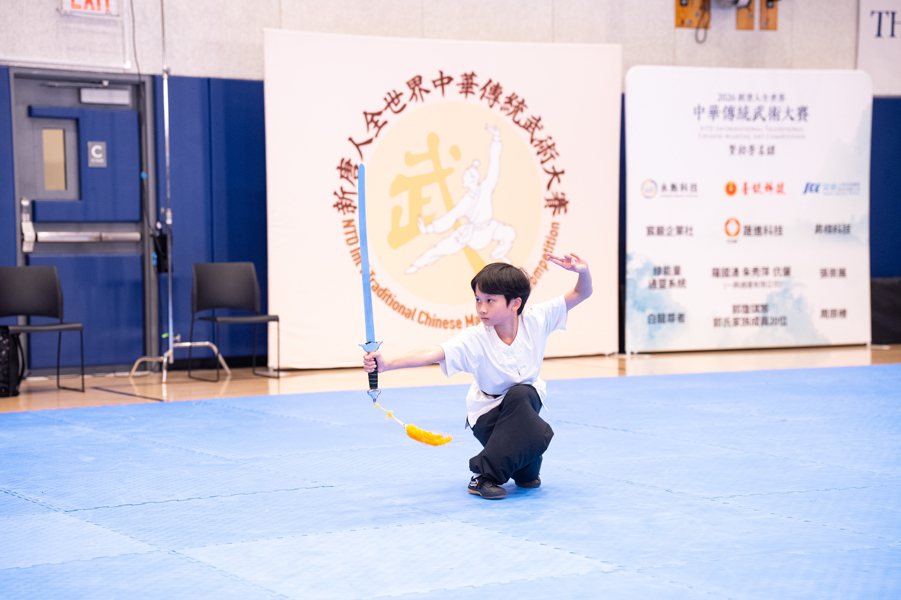 2026年8月14日,在美國紐約曼哈頓,第九屆新唐人全世界中華傳統武術大賽舉行複賽。圖為來自台灣的參賽選手張軒齊在少年器械組比賽中表演龍形劍。(戴兵/大紀元)