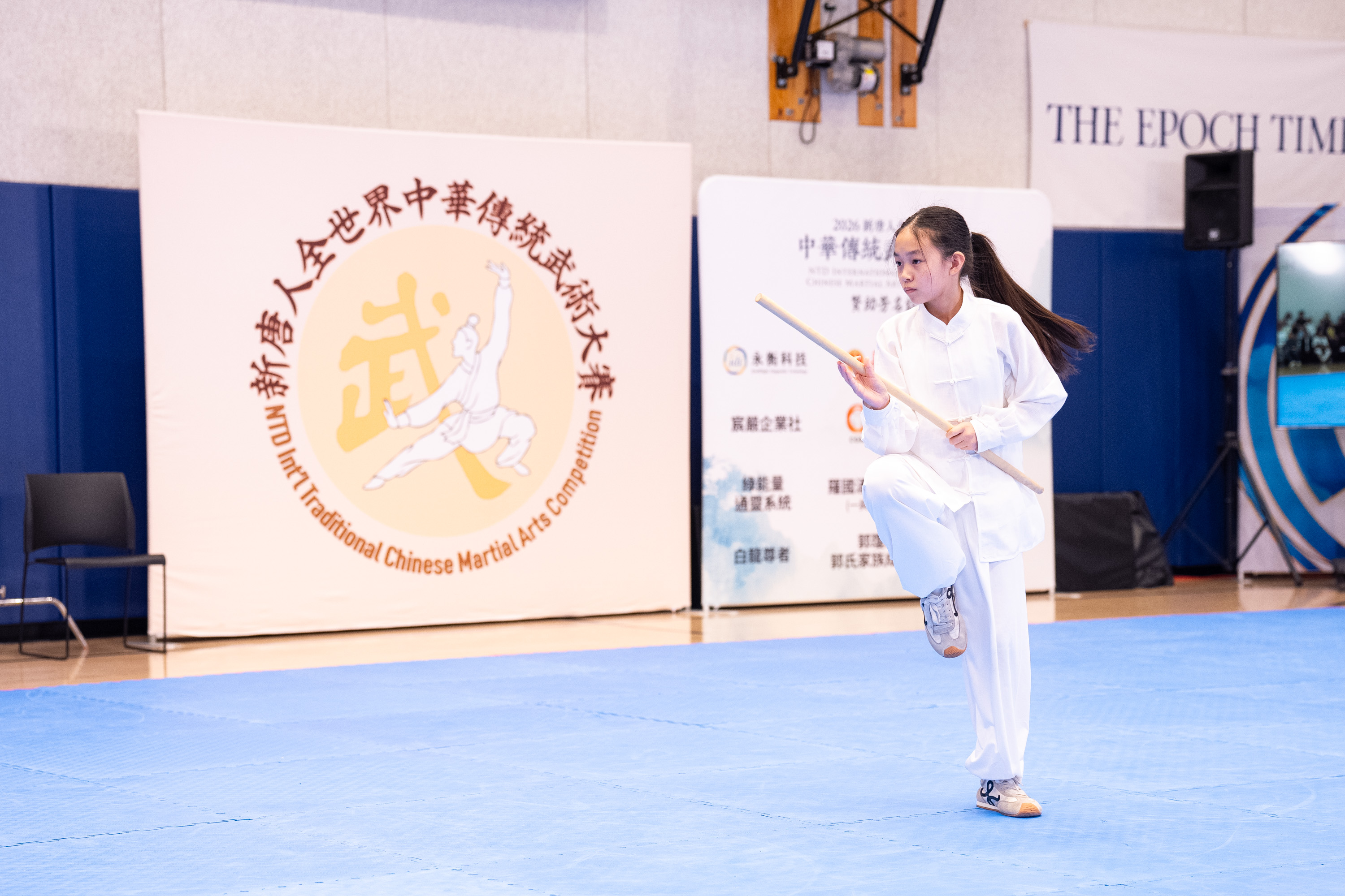 2026年8月14日,在美國紐約曼哈頓,第九屆新唐人全世界中華傳統武術大賽舉行複賽。圖為來自中國的參賽選手王宣迪在少年器械組比賽中表演鞭桿。(戴兵/大紀元)