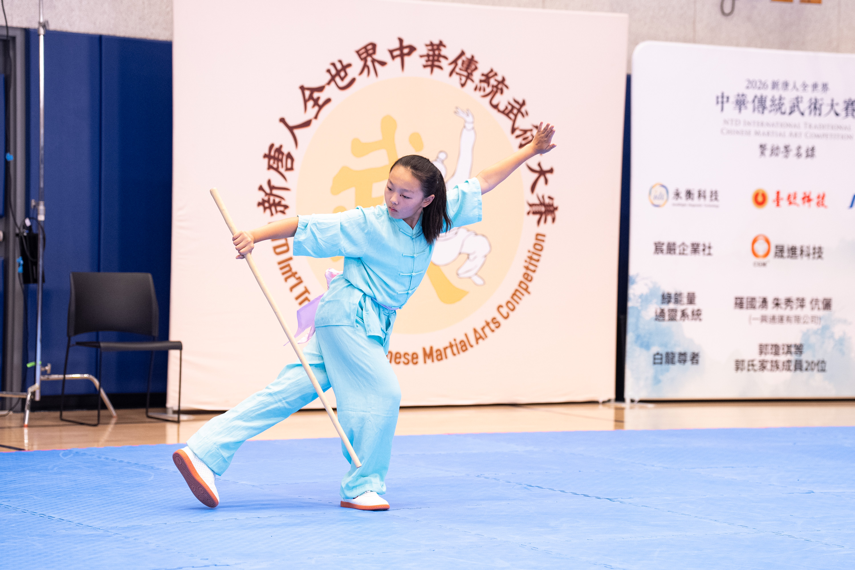 2026年8月14日,在美國紐約曼哈頓,第九屆新唐人全世界中華傳統武術大賽舉行複賽。圖為來自美國的參賽選手呂德馨在少年器械組比賽中表演鞭桿。(戴兵/大紀元)