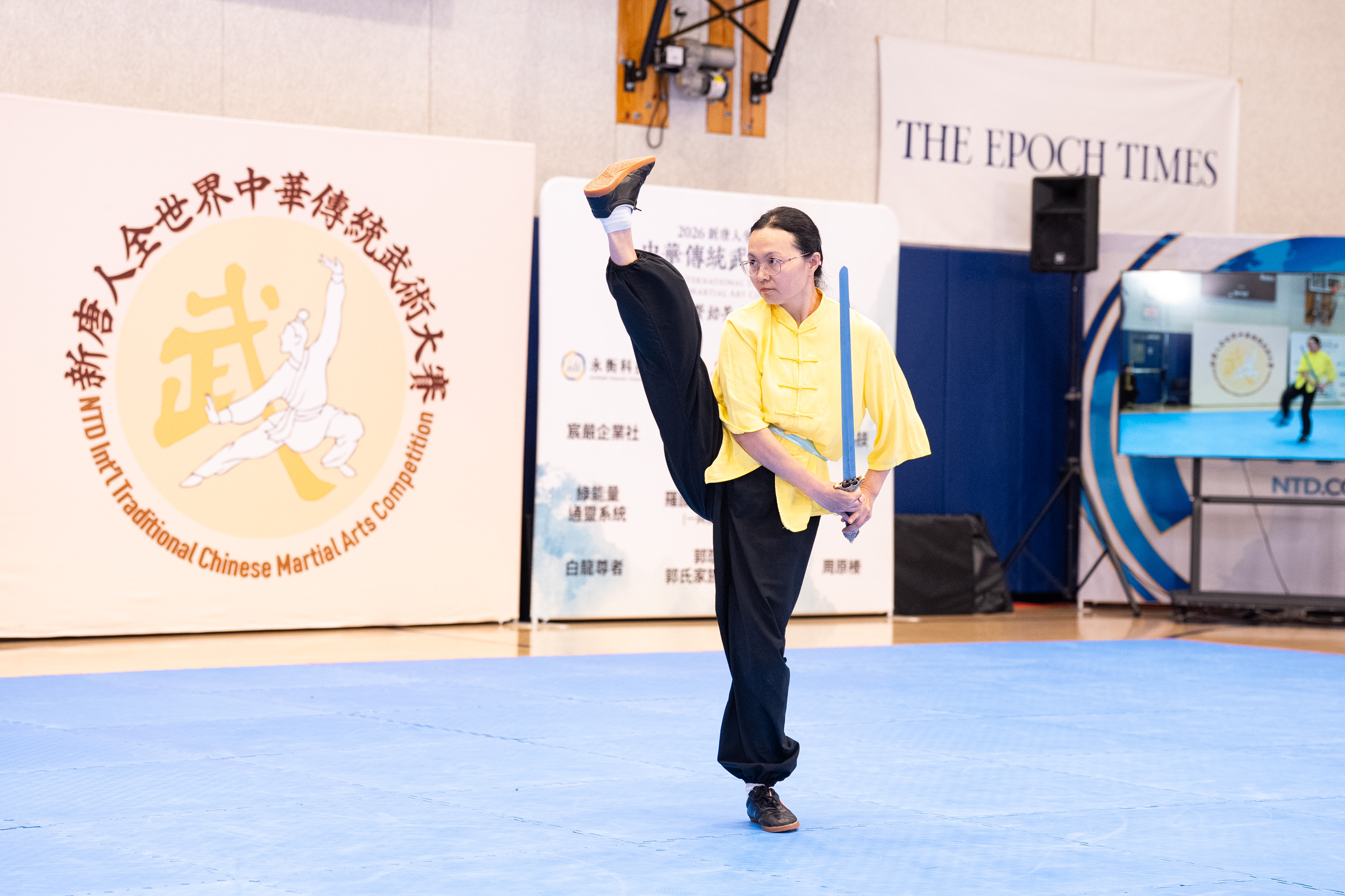 2026年8月14日,在美国纽约曼哈顿,第九届新唐人全世界中华传统武术大赛举行复赛。图为来自美国的参赛选手王平平在女子器械组比赛中表演奇门剑。(戴兵/大纪元)