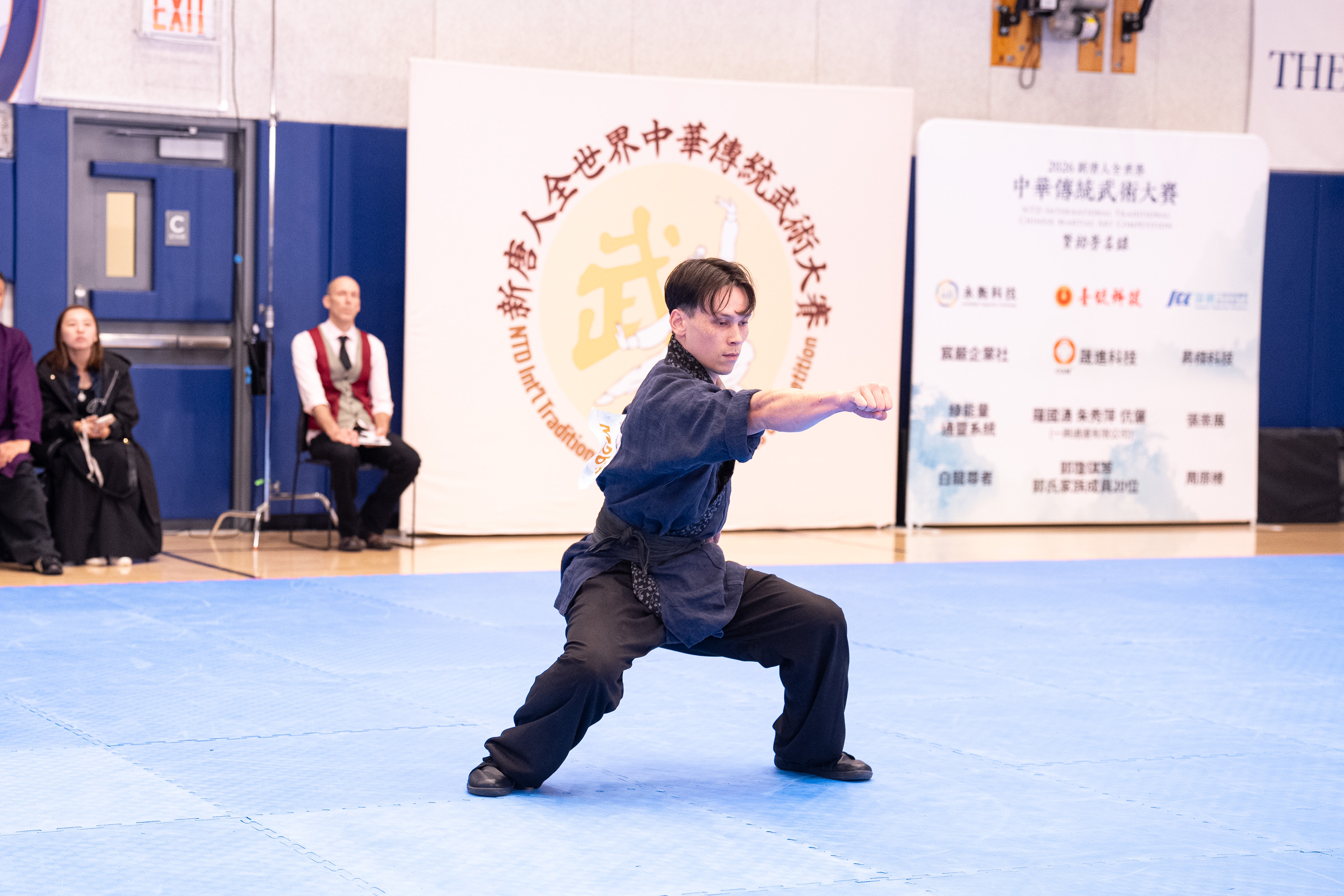 2026年8月14日,在美國紐約曼哈頓,第九屆新唐人全世界中華傳統武術大賽舉行複賽。圖為來自德國的參賽選手歐陽德客(Eike Opfermann)在男子拳術組比賽中表演蓮花拳。(戴兵/大紀元)