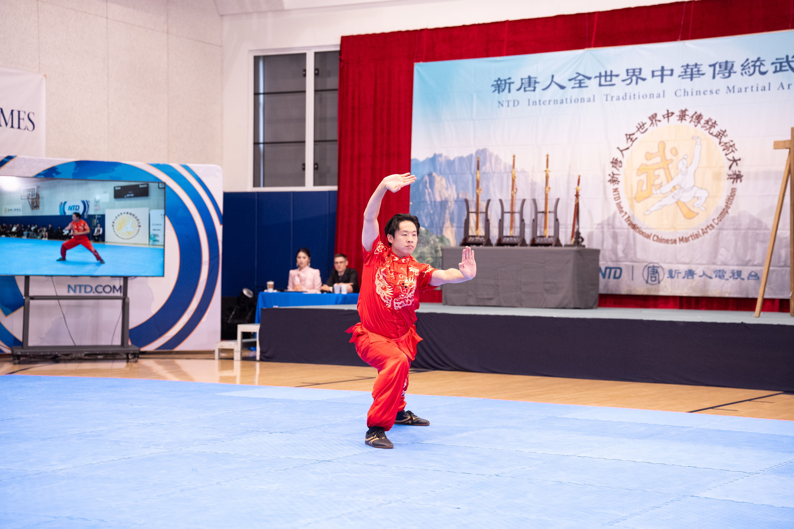 2026年8月14日,在美國紐約曼哈頓,第九屆新唐人全世界中華傳統武術大賽舉行複賽。圖為來自美國的參賽選手關曉陽在男子拳術組比賽中表演八法拳。(戴兵/大紀元)