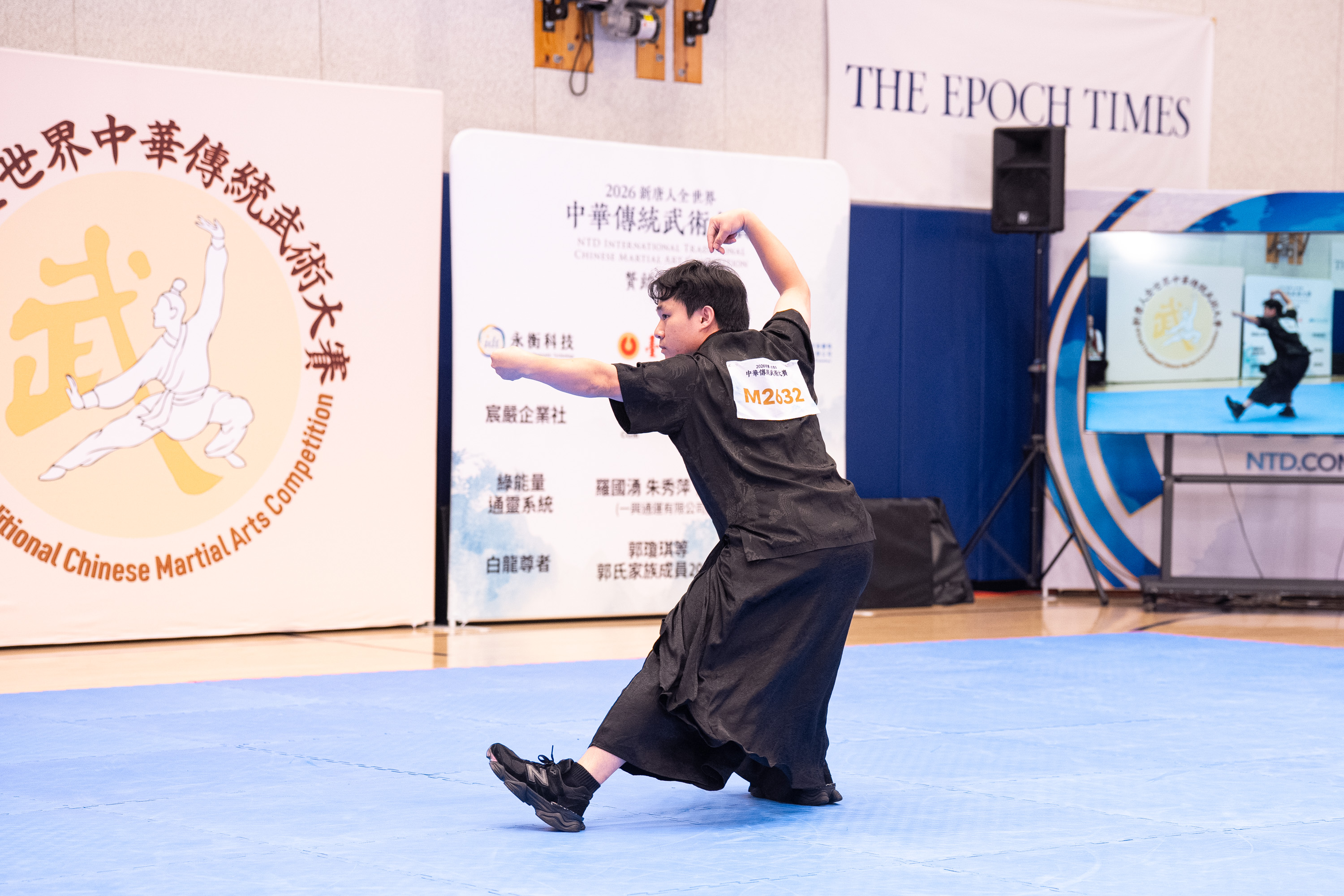 2026年8月14日,在美國紐約曼哈頓,第九屆新唐人全世界中華傳統武術大賽舉行複賽。圖為來自台灣的參賽選手林璟耀在男子拳術組比賽中表演崩步拳。(戴兵/大紀元)