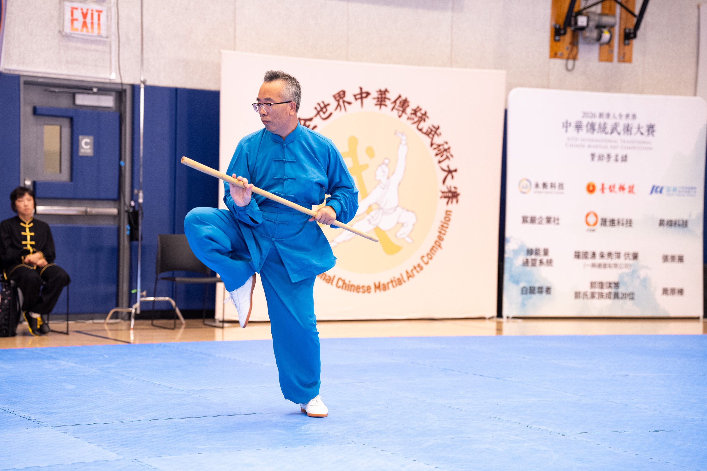 2026年8月14日,在美國紐約曼哈頓,第九屆新唐人全世界中華傳統武術大賽舉行複賽。圖為來自美國的參賽選手李旭生在男子器械組比賽中表演鞭桿。(戴兵/大紀元)