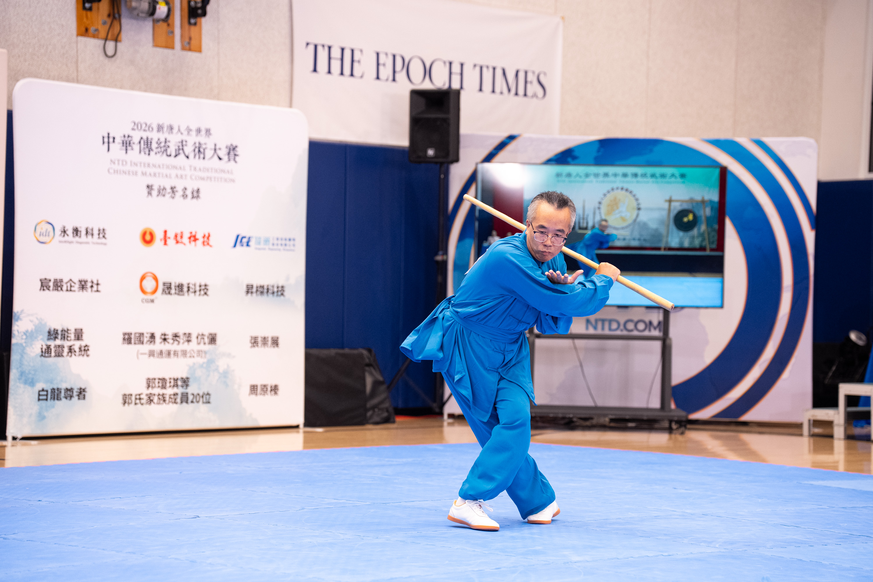 2026年8月14日,在美國紐約曼哈頓,第九屆新唐人全世界中華傳統武術大賽舉行複賽。圖為來自美國的參賽選手李旭生在男子器械組比賽中表演鞭桿。(戴兵/大紀元)