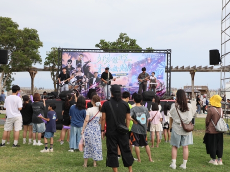 嘉義縣政府少年輔導委員會15日在東石漁人碼頭舉辦 「夕陽餘暉,青春無鴆:沙灘反毒電音派對aka戰鬥陀螺休閒賽」活動,用正向休閒打造青春反毒力。