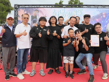 嘉義縣政府少年輔導委員會15日在東石漁人碼頭舉辦 「夕陽餘暉,青春無鴆:沙灘反毒電音派對aka戰鬥陀螺休閒賽」活動,用正向休閒打造青春反毒力。