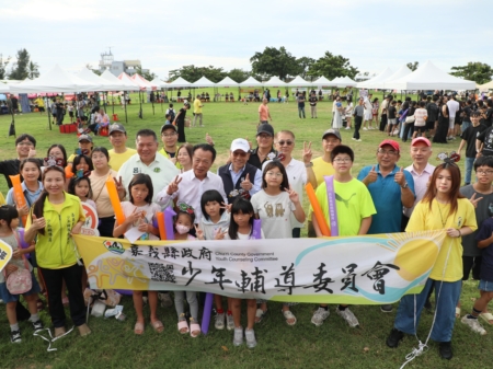 嘉義縣政府少年輔導委員會15日在東石漁人碼頭舉辦 「夕陽餘暉,青春無鴆:沙灘反毒電音派對aka戰鬥陀螺休閒賽」活動,用正向休閒打造青春反毒力。