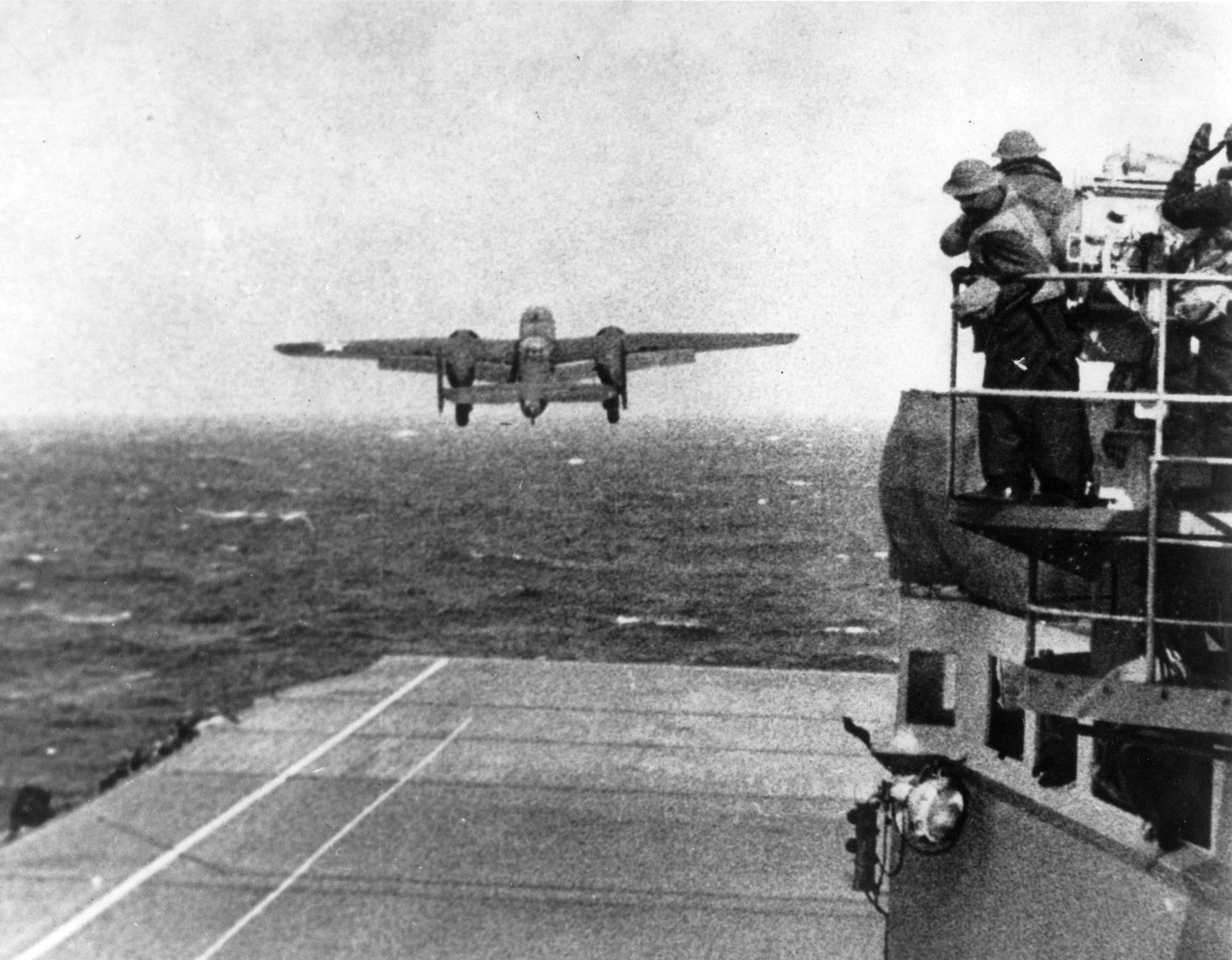 1942年4月18日,美軍的B-25轟炸機從「大黃蜂號」航空母艦上起飛,首次執行對日本東京的轟炸任務。(MPI/Getty Images)