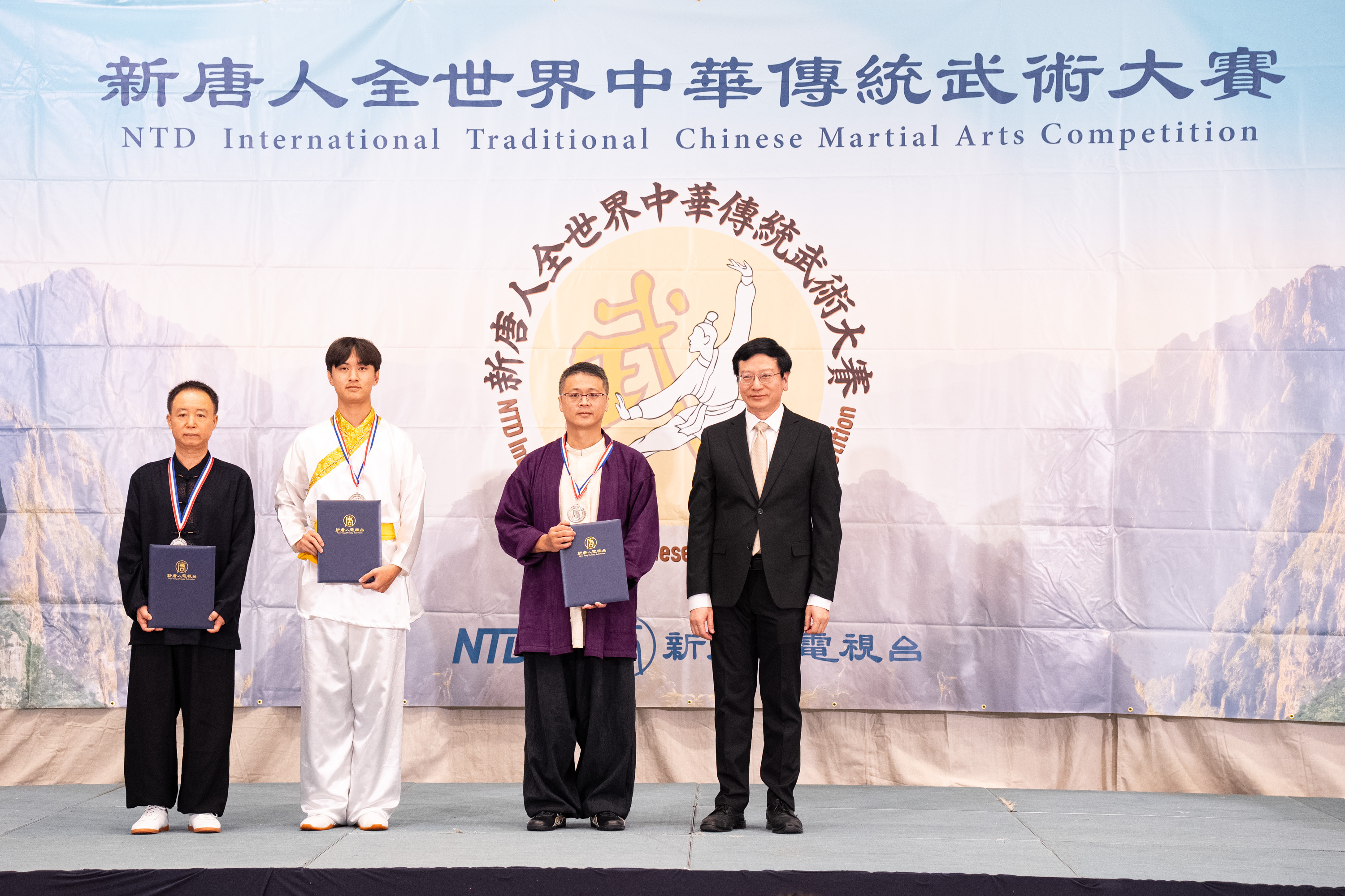 2026年8月15日,第九屆新唐人全世界中華傳統武術大賽在紐約曼哈頓落幕。圖為男子拳術、器械組獲得銀獎的選手。(戴兵/大紀元)