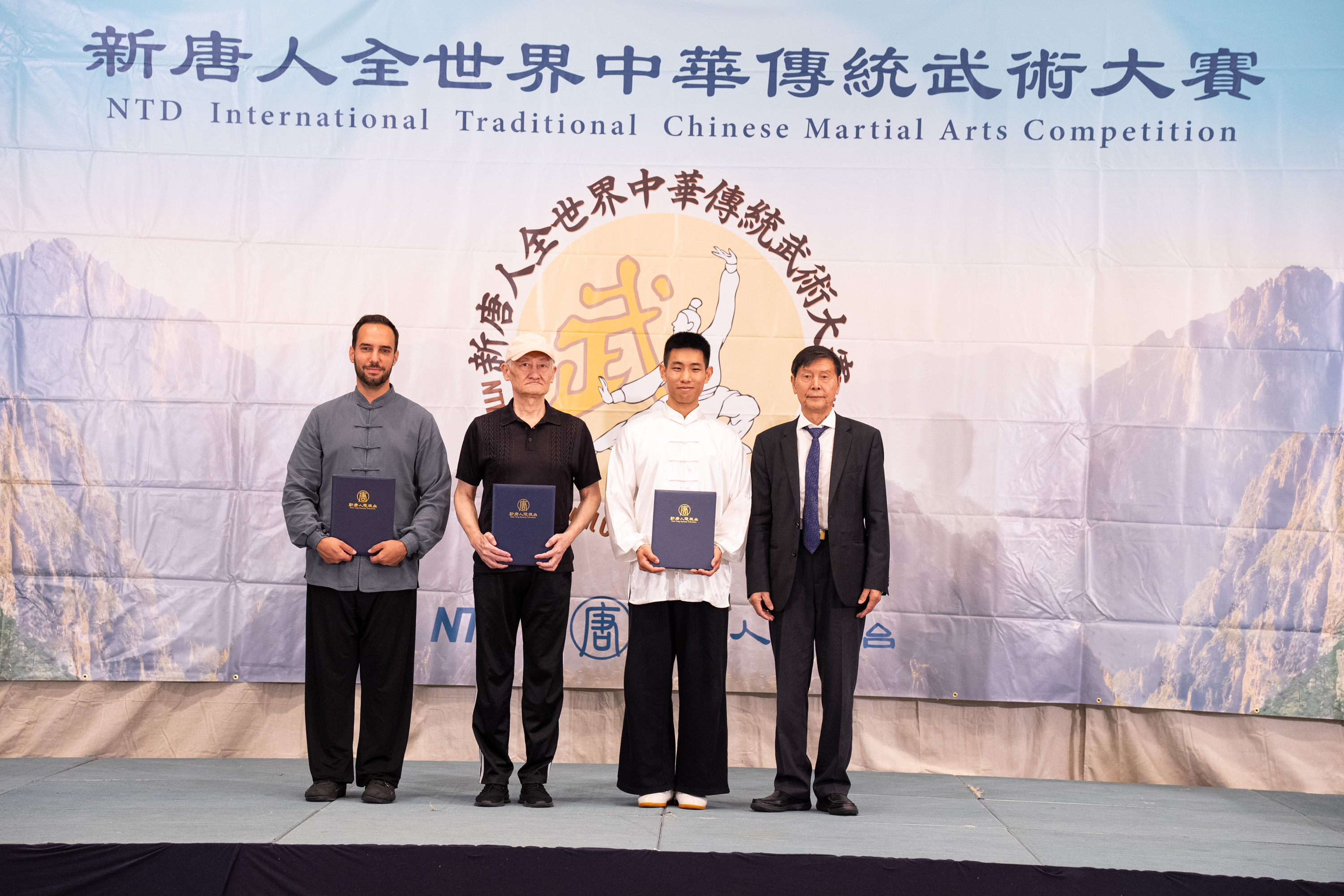 2026年8月15日,第九屆新唐人全世界中華傳統武術大賽在紐約曼哈頓落幕。圖為榮獲特別貢獻獎、承傳貢獻獎,以及榮譽獎的選手。(戴兵/大紀元)