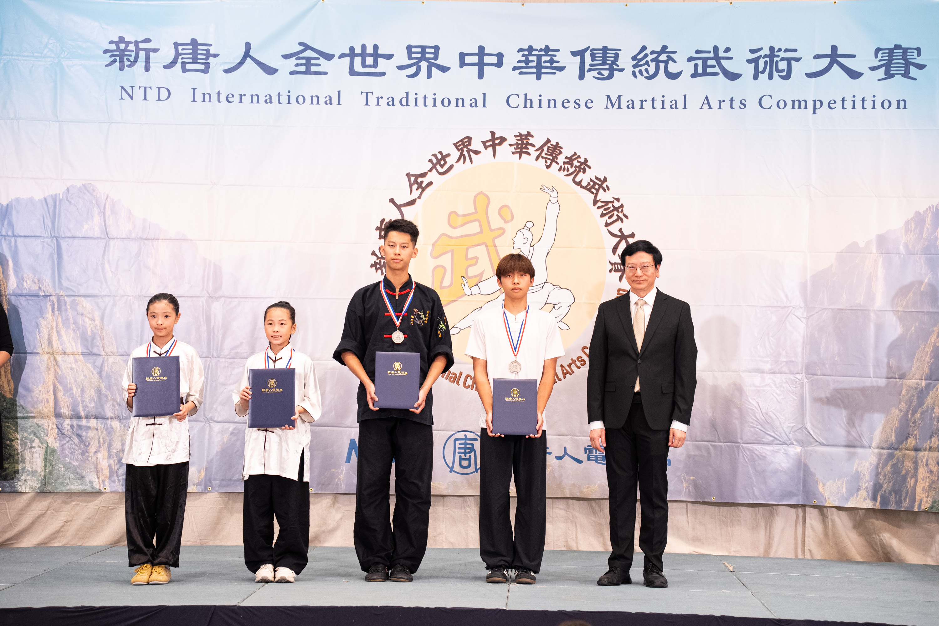 2026年8月15日,第九屆新唐人全世界中華傳統武術大賽在紐約曼哈頓落幕。圖為少年拳術、器械組獲得銀獎的選手。(戴兵/大紀元)