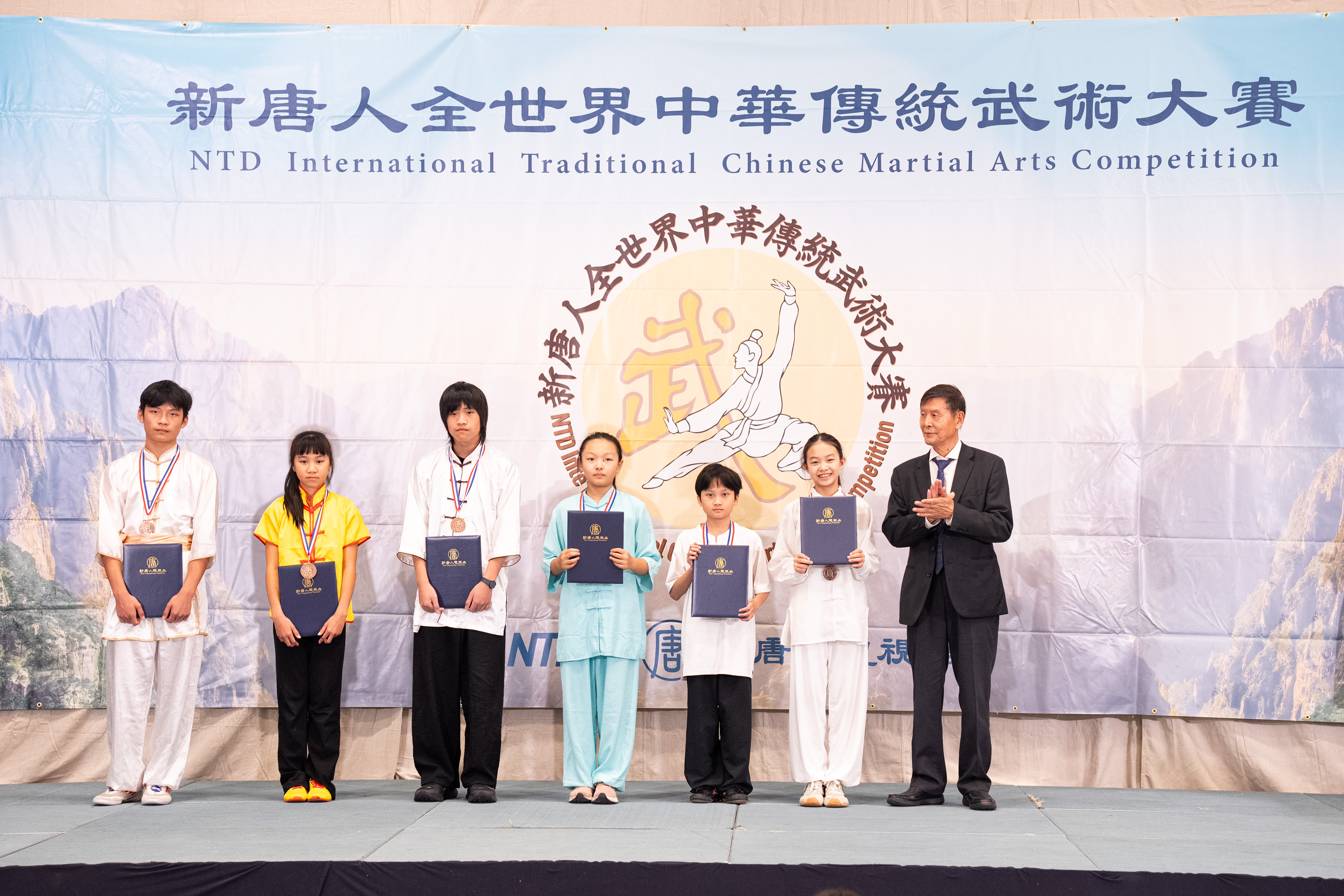 2026年8月15日,第九屆新唐人全世界中華傳統武術大賽在紐約曼哈頓落幕。圖為少年拳術、器械組獲得銅獎的選手。(戴兵/大紀元)
