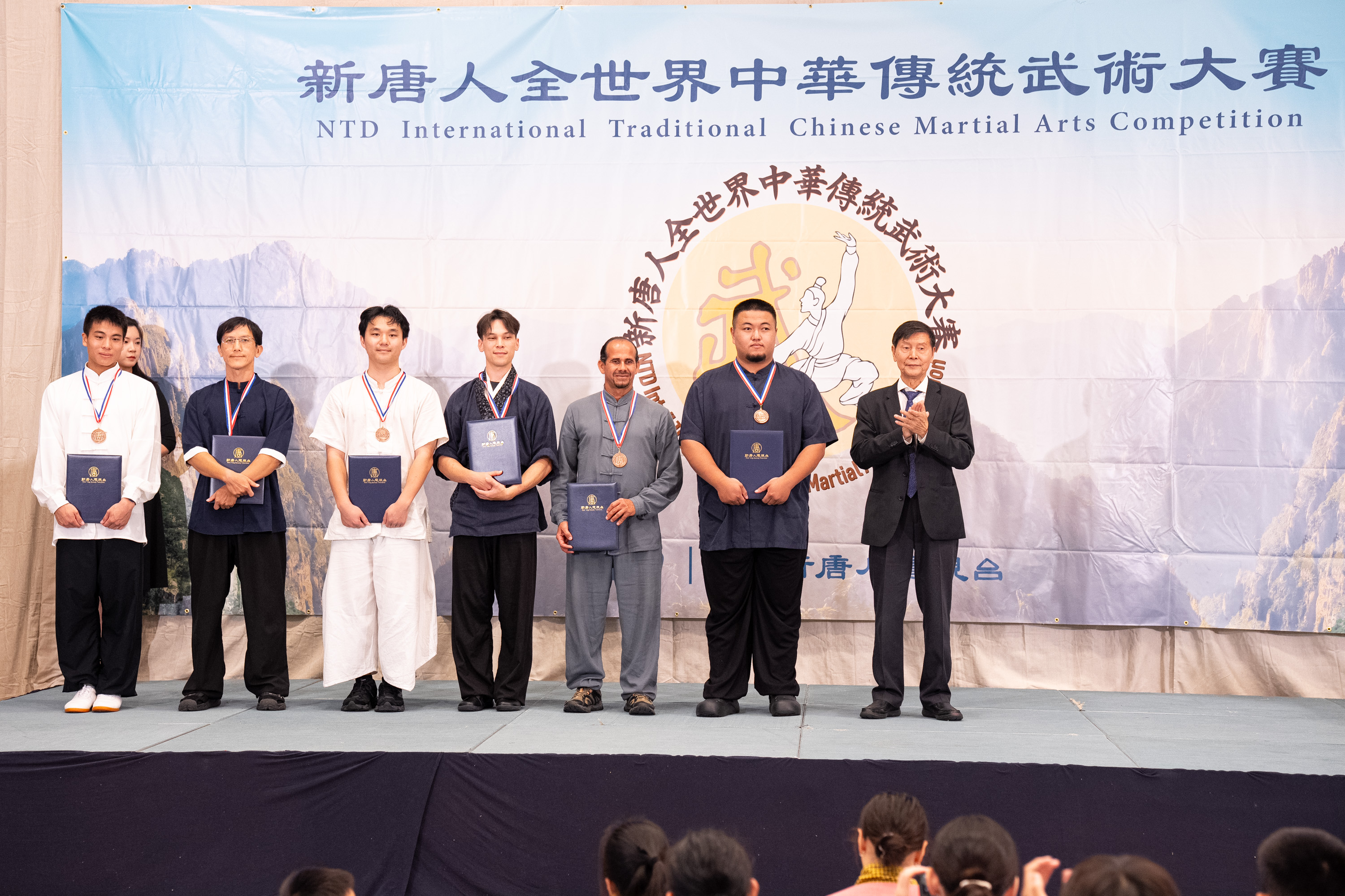 2026年8月15日,第九屆新唐人全世界中華傳統武術大賽在紐約曼哈頓落幕。圖為男子拳術、器械組獲得銅獎的選手。(戴兵/大紀元)