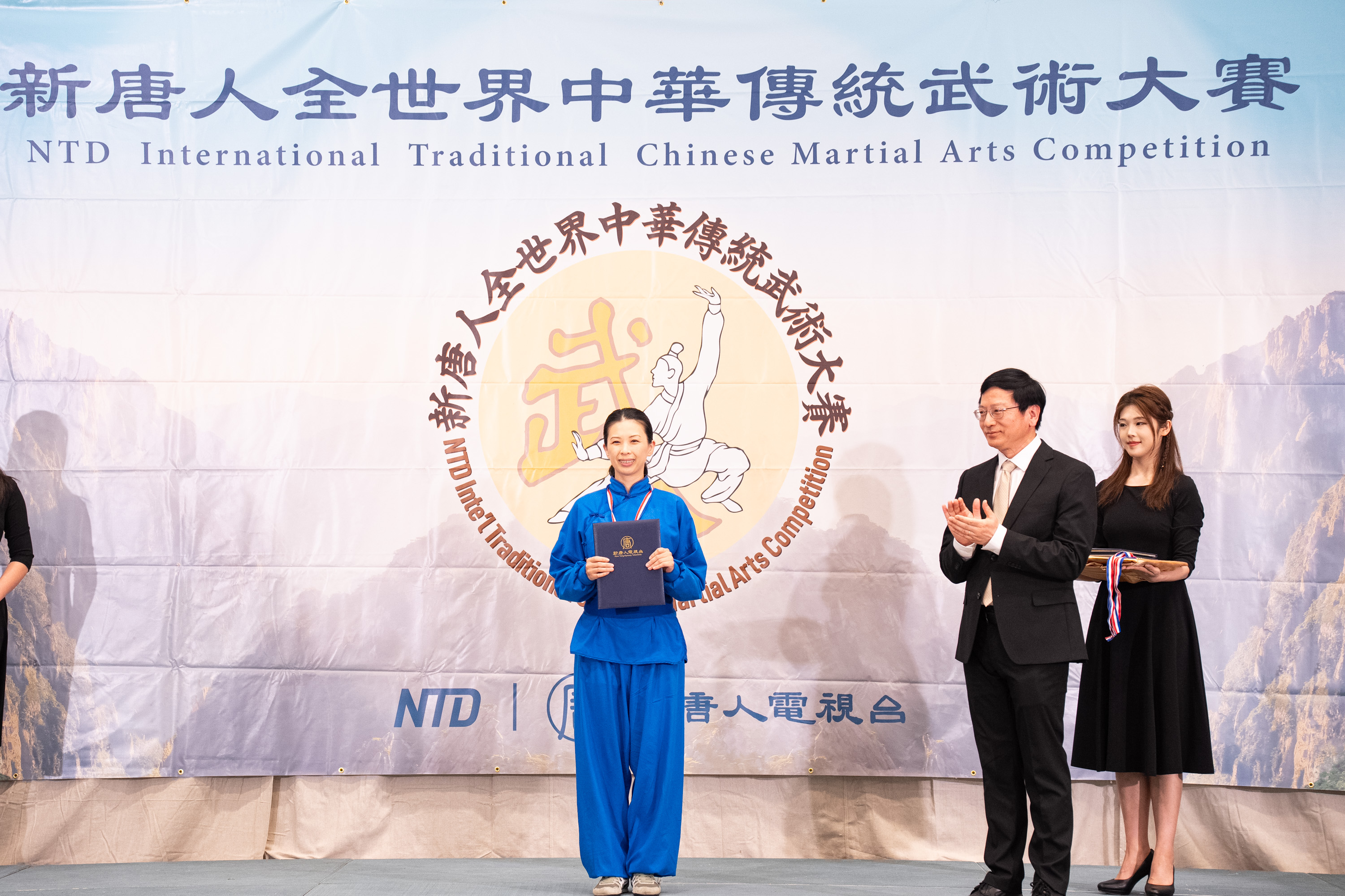 2026年8月15日,第九屆新唐人全世界中華傳統武術大賽在紐約曼哈頓落幕。圖為女子器械組獲得銀獎的選手。(戴兵/大紀元)