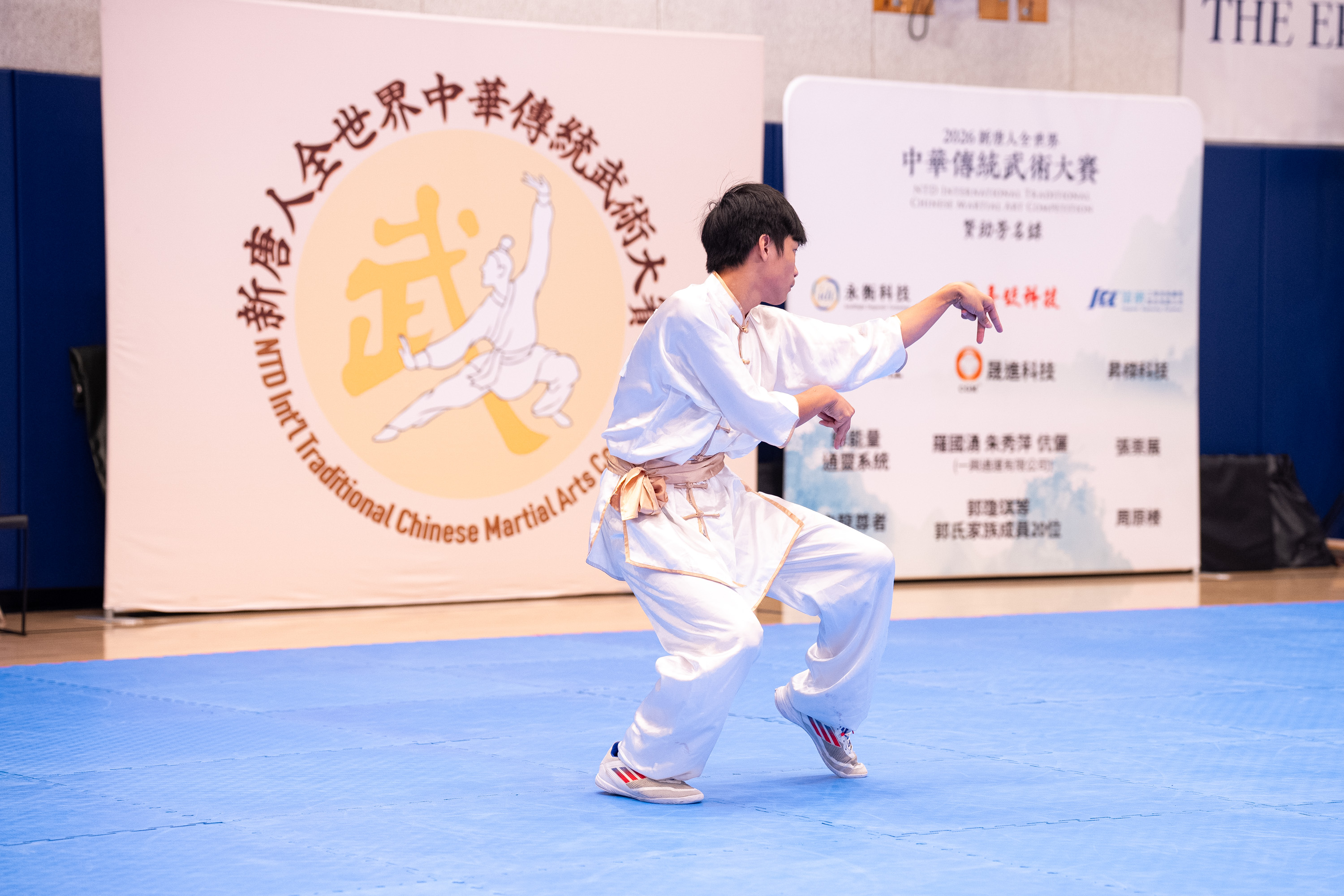 2026年8月15日,在美國紐約曼哈頓,第九屆新唐人全世界中華傳統武術大賽舉行決賽。圖為來自台灣的參賽選手張睿翔在少年拳術組比賽中表演螳螂手。(戴兵/大紀元)