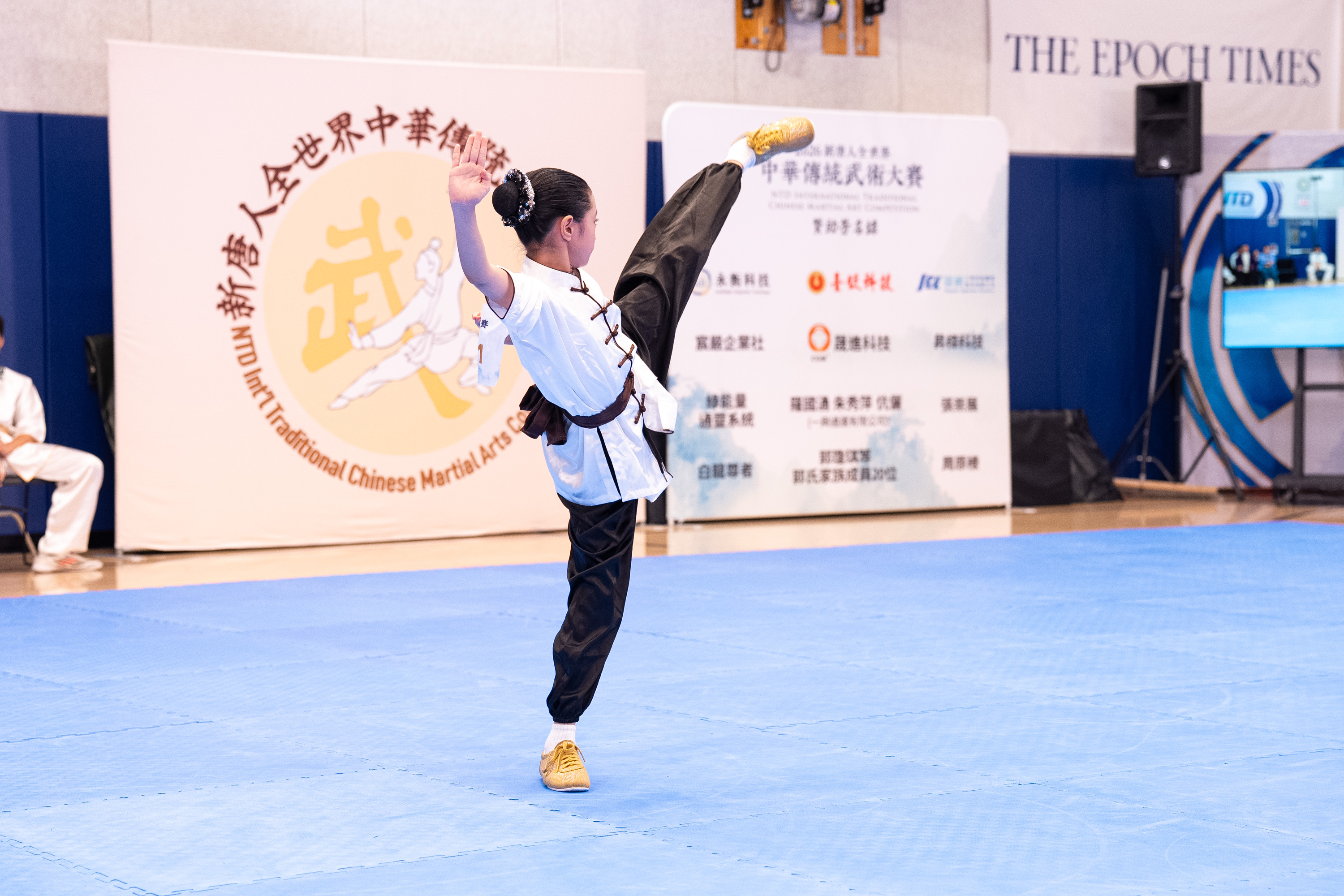 2026年8月15日,在美國紐約曼哈頓,第九屆新唐人全世界中華傳統武術大賽舉行決賽。圖為來自台灣的參賽選手史羽希在少年拳術組比賽中表演六路查拳。(戴兵/大紀元)