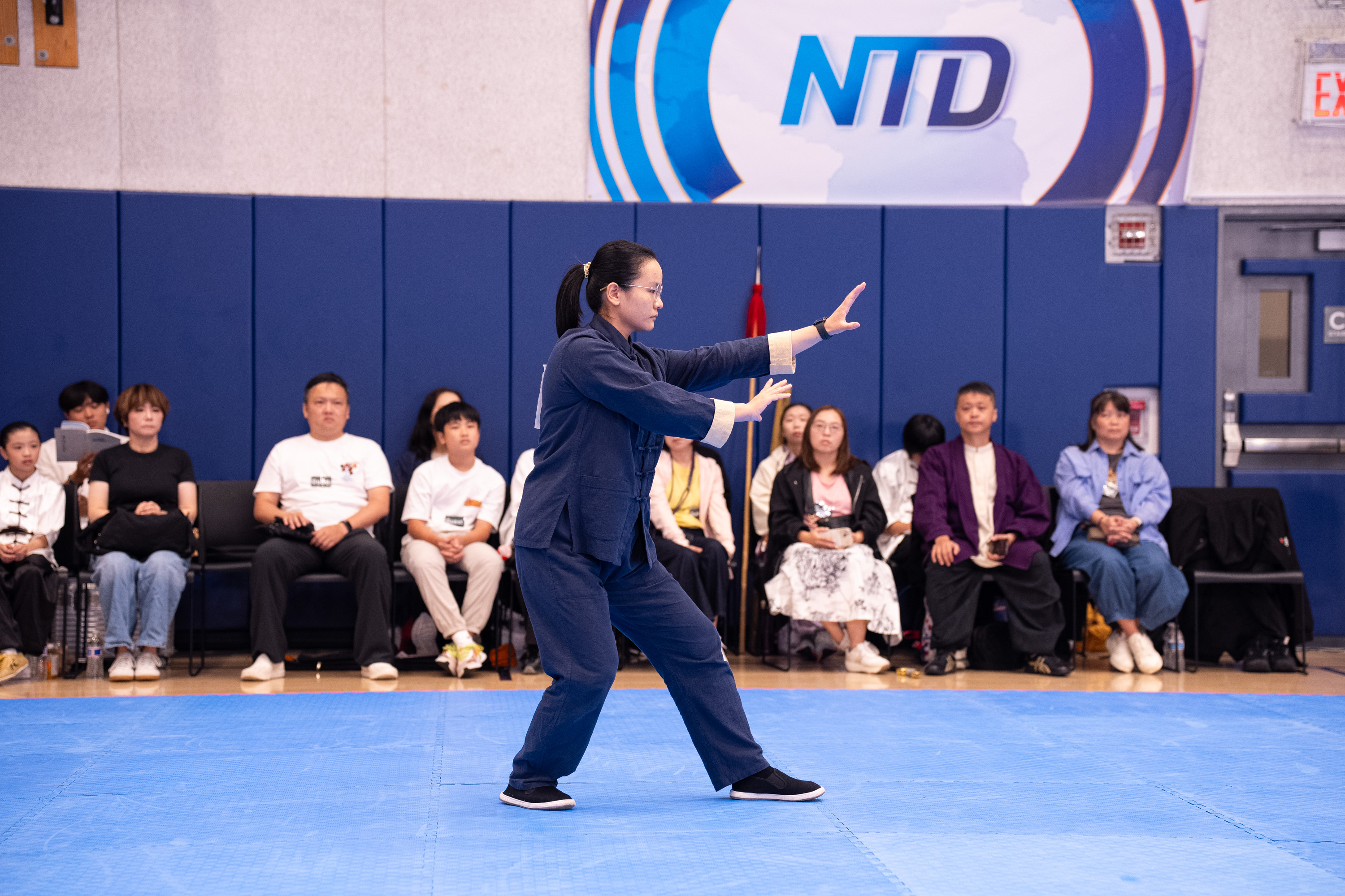 2026年8月15日,在美國紐約曼哈頓,第九屆新唐人全世界中華傳統武術大賽舉行決賽。圖為來自德國的參賽選手魏來在女子拳術組比賽中表演形意拳。(戴兵/大紀元)