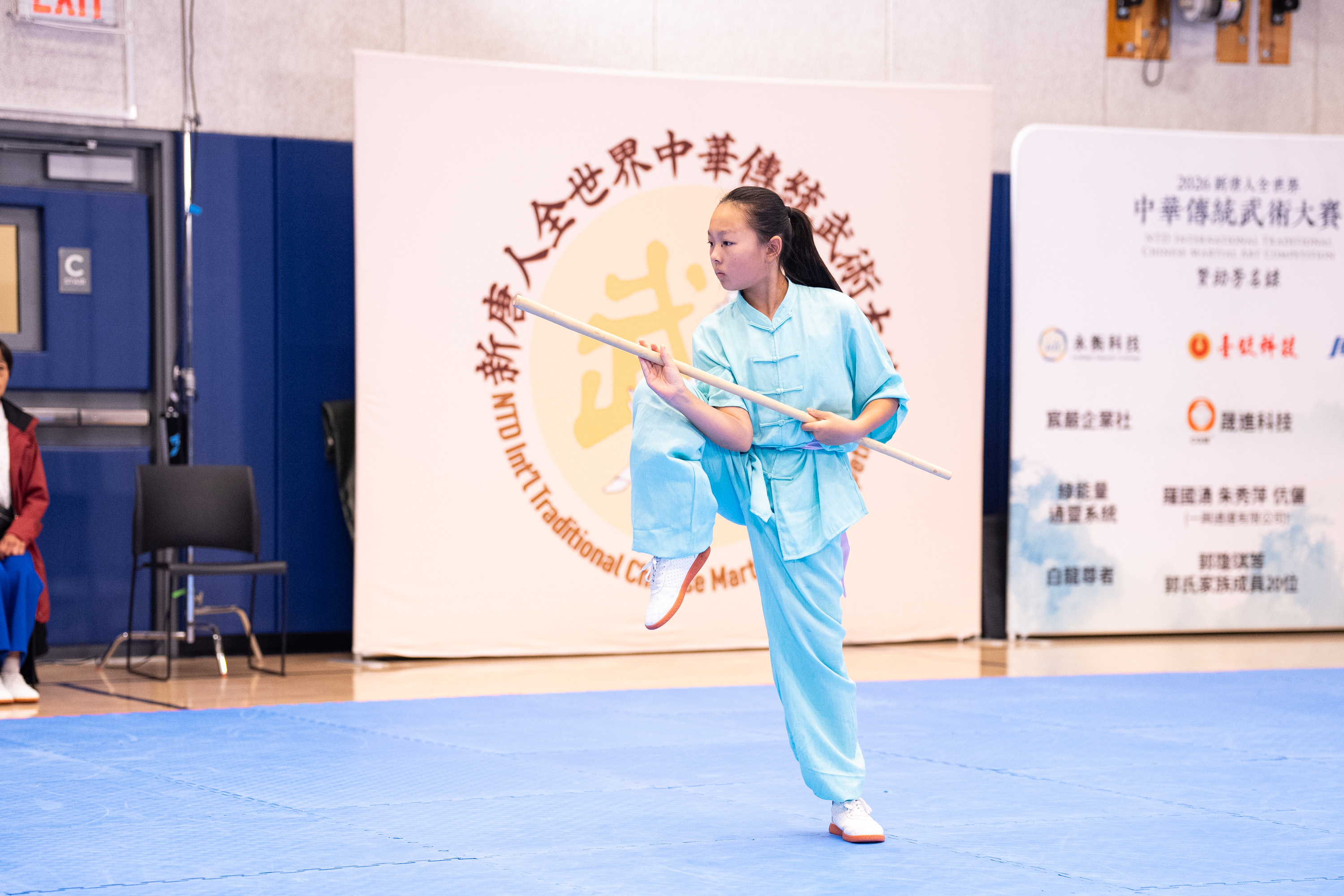 2026年8月15日,在美国纽约曼哈顿,第九届新唐人全世界中华传统武术大赛举行决赛。图为来自美国的参赛选手吕德馨在少年器械组比赛中表演鞭杆。(戴兵/大纪元)