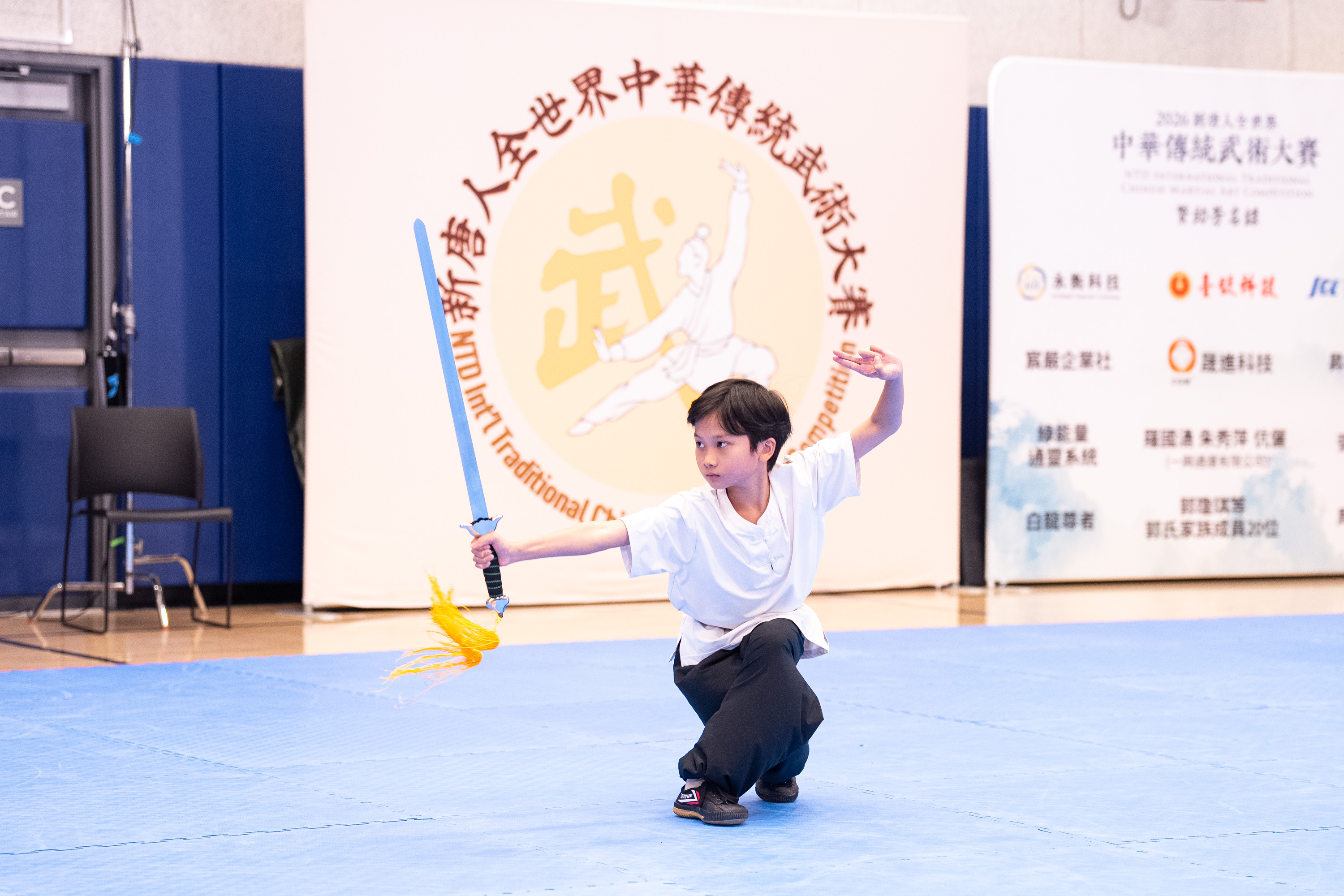 2026年8月15日,在美国纽约曼哈顿,第九届新唐人全世界中华传统武术大赛举行决赛。图为来自台湾的参赛选手张轩齐在少年器械组比赛中表演龙形剑。(戴兵/大纪元)