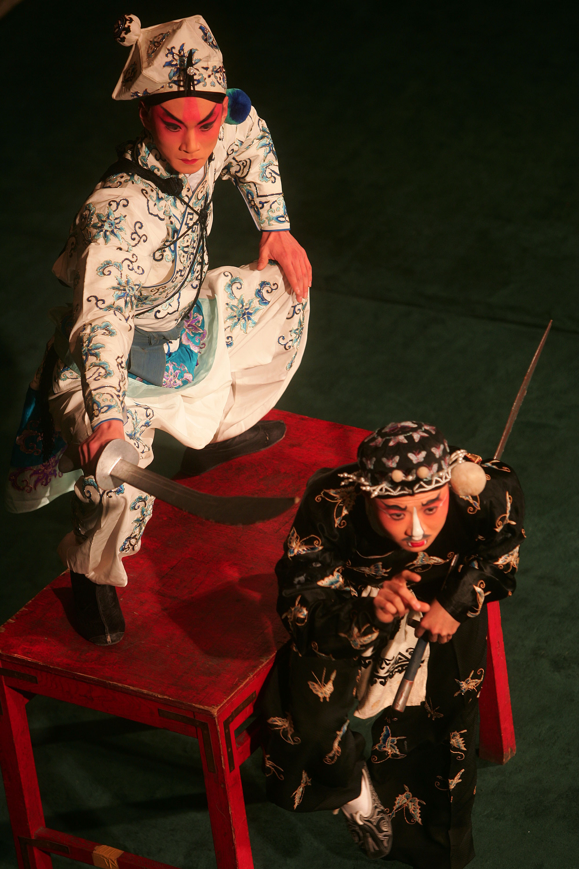 演《三岔口》前,兩位演員在後台一定要對眼神、校對暗號,這叫「同心同德」。(China Photos/Getty Images)