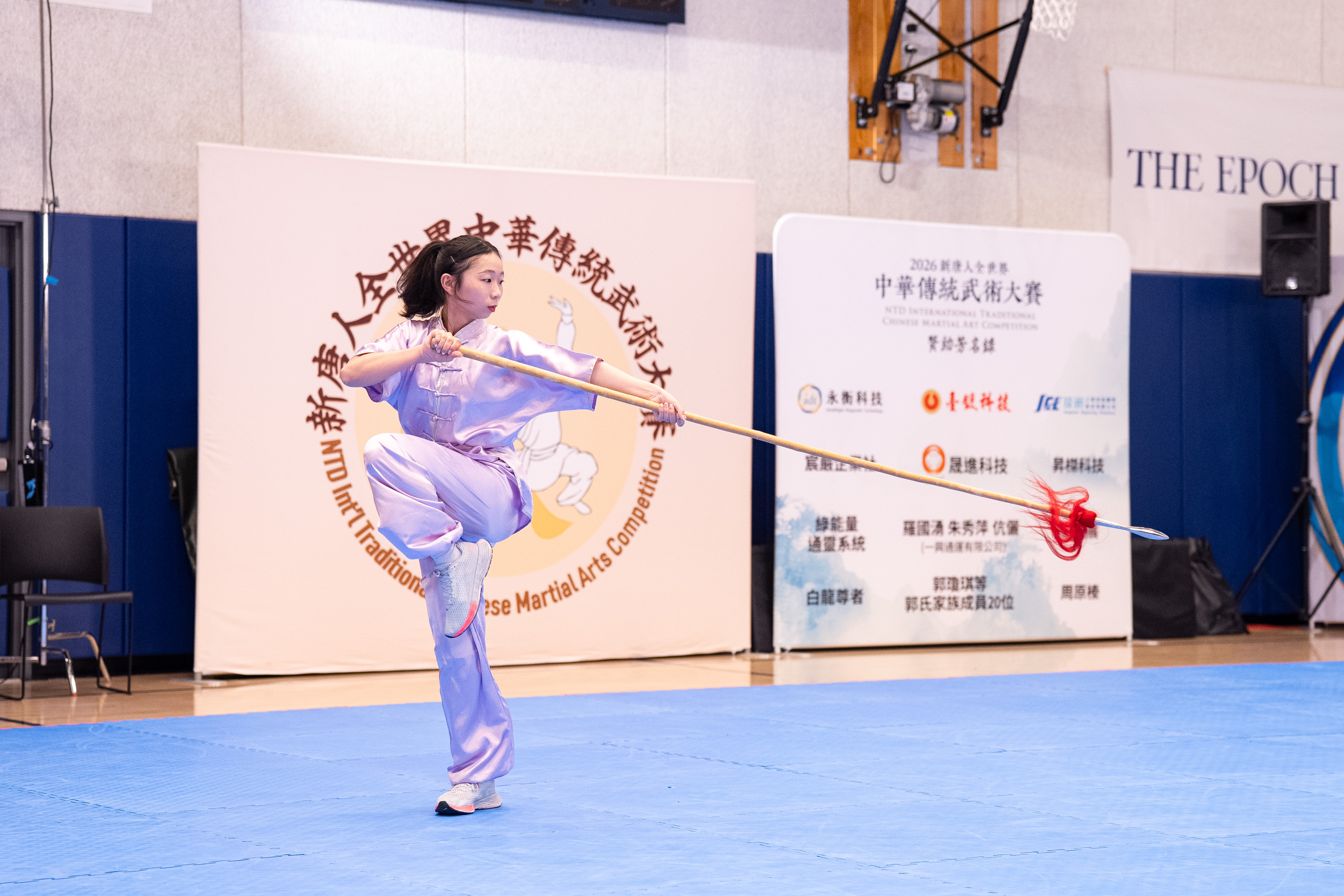 2026年8月15日,在美国纽约曼哈顿,第九届新唐人全世界中华传统武术大赛举行决赛。图为来自台湾的参赛选手吴佳柔在女子器械组比赛中表演六合枪。(戴兵/大纪元)