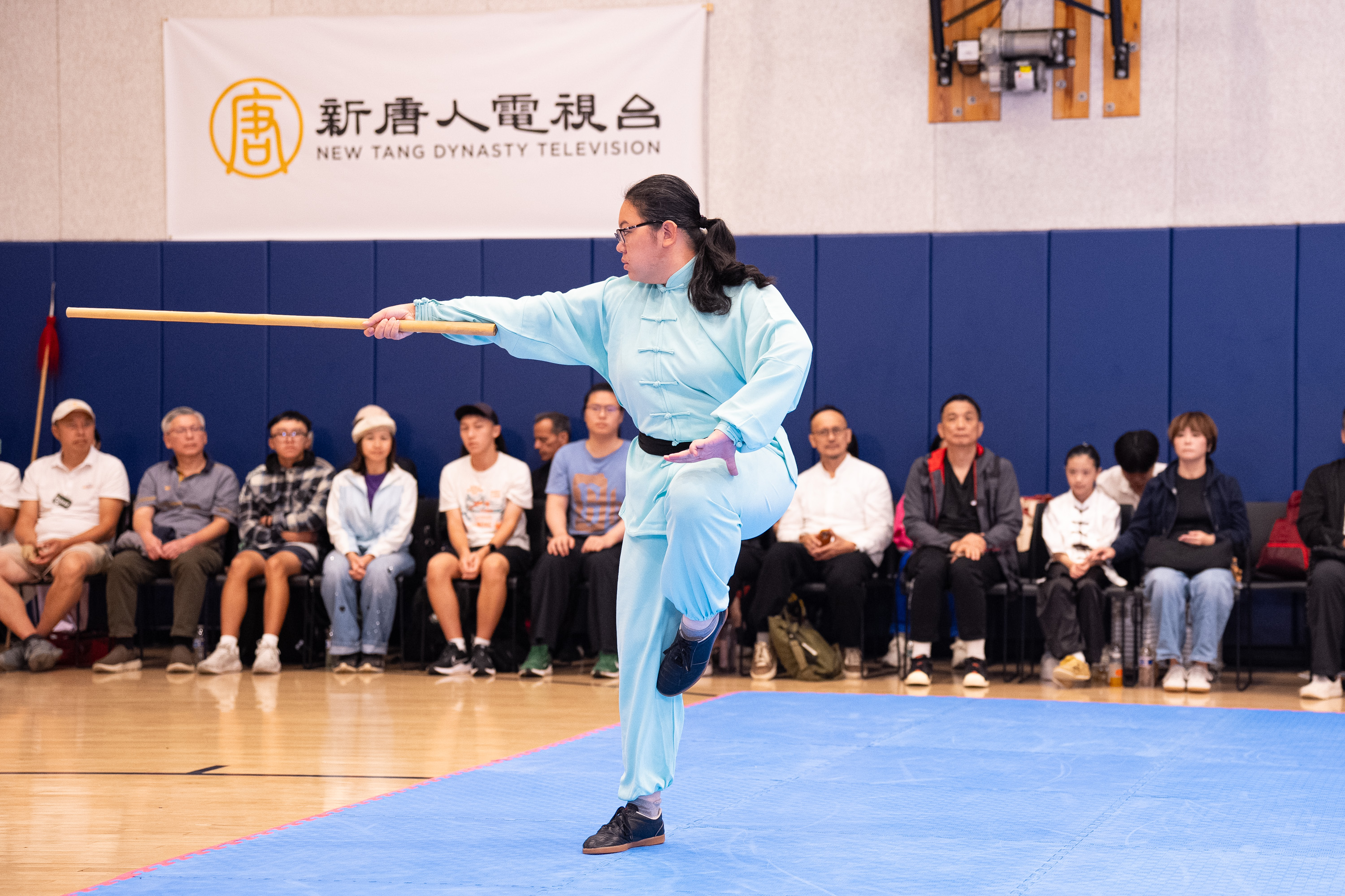 2026年8月15日,在美国纽约曼哈顿,第九届新唐人全世界中华传统武术大赛举行决赛。图为来自中国的参赛选手葛瑞秋在女子器械组比赛中表演鞭杆。(戴兵/大纪元)