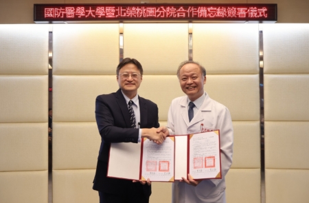 北榮桃園分院彭家勛院長(右)與國防醫學大學林致源校長(左)共同簽署合作備忘錄(MOU),正式建立校院策略合作關係,未來將推動醫學教育、臨床實務、研究發展及人才培育等交流合作。